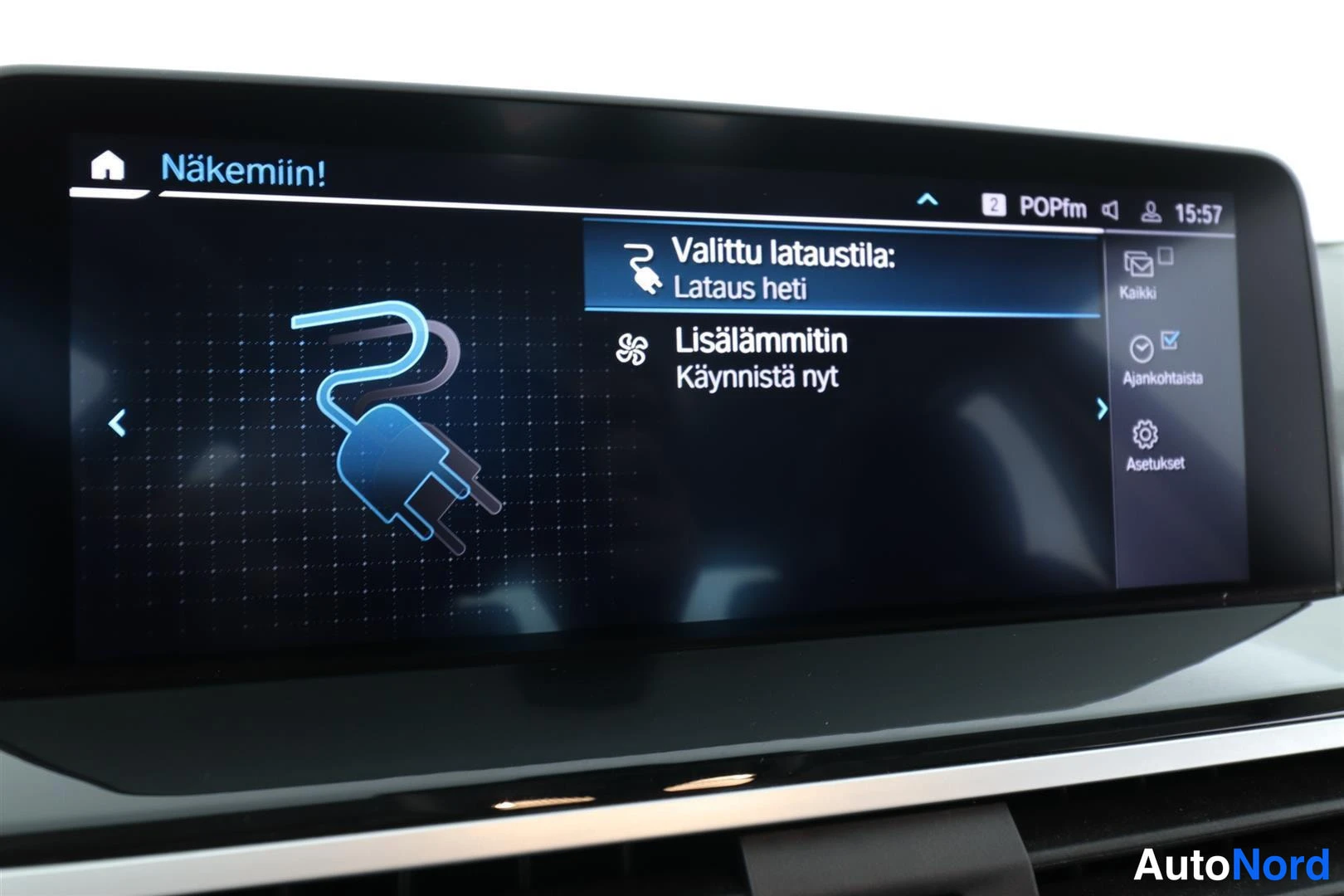 Yksityiskohta: Infotainment-näyttö, jossa lataustilan valikko: 'Valittu lataustila: Lataus heti' ja 'Lisälämmitin'.