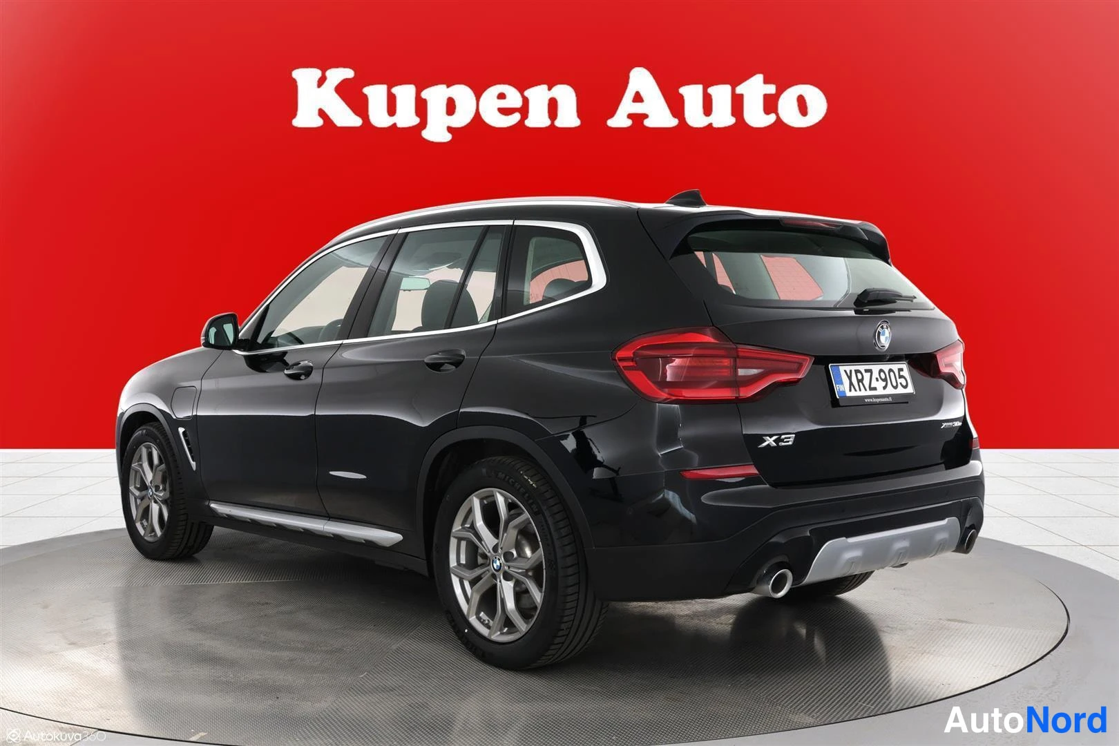 Takaviisto: Musta BMW X3 takaa kolmen kvartaalin kulmasta, X3-merkintä ja rekisteritunnus.