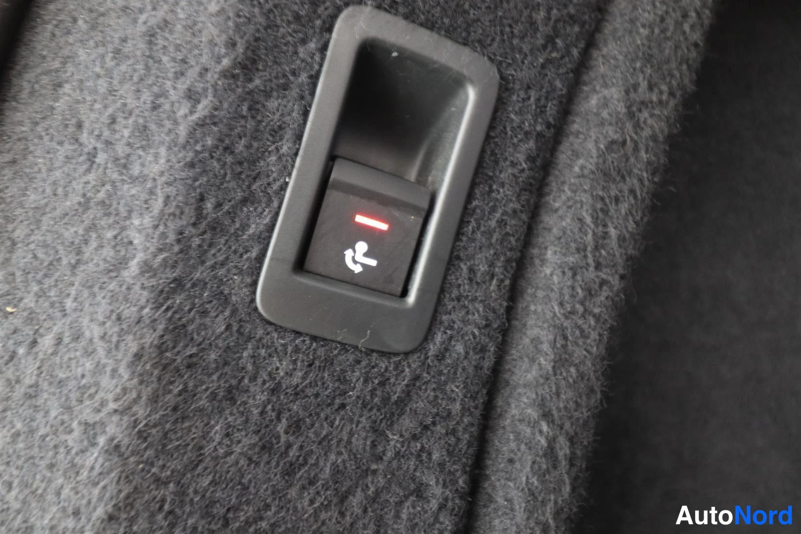 Yksityiskohta: Takaiskunäyttöpeilien automaattinen himmennin kytketty päälle (punainen merkkivalo).