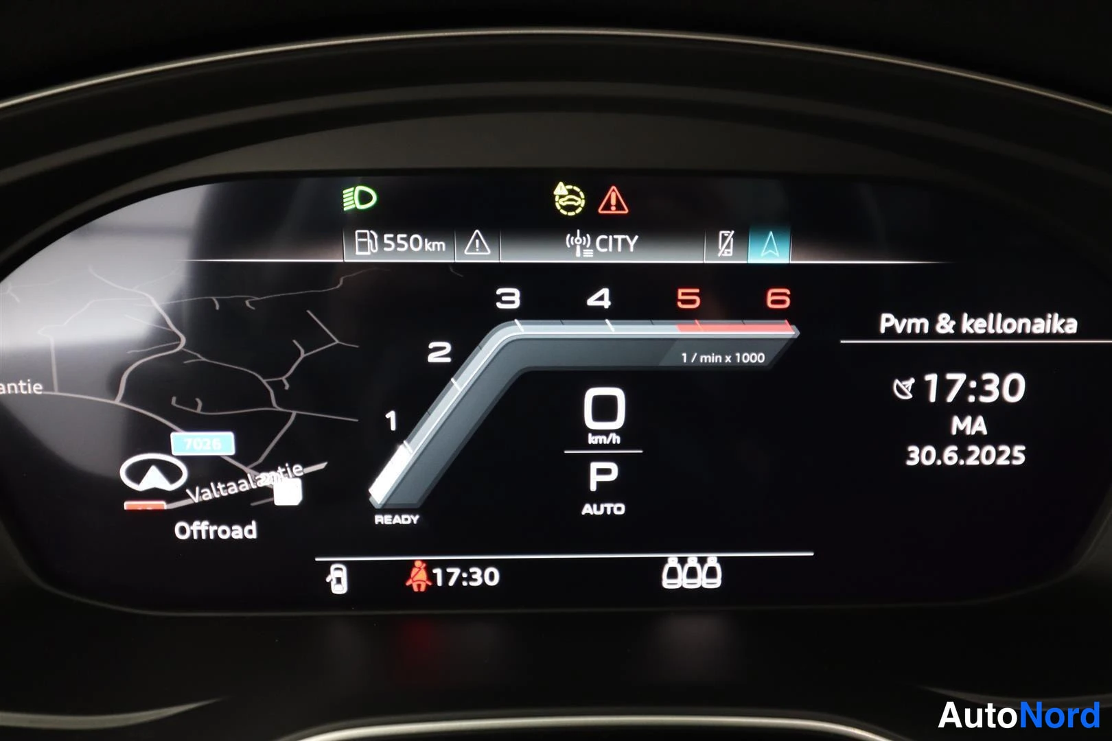 Yksityiskohta: Digitaalinen mittaristo, näkyy toimintamatka 550 km ja aikataulu 17:30, 30.6.2025.