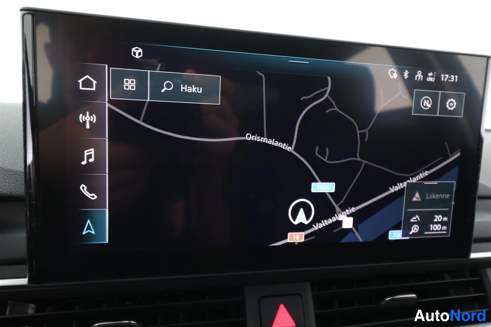 Yksityiskohta: Audi-näyttö näyttää navigointikarttaa Orismalantie- ja Valtaalantie-tieillä, kello 17:31.
