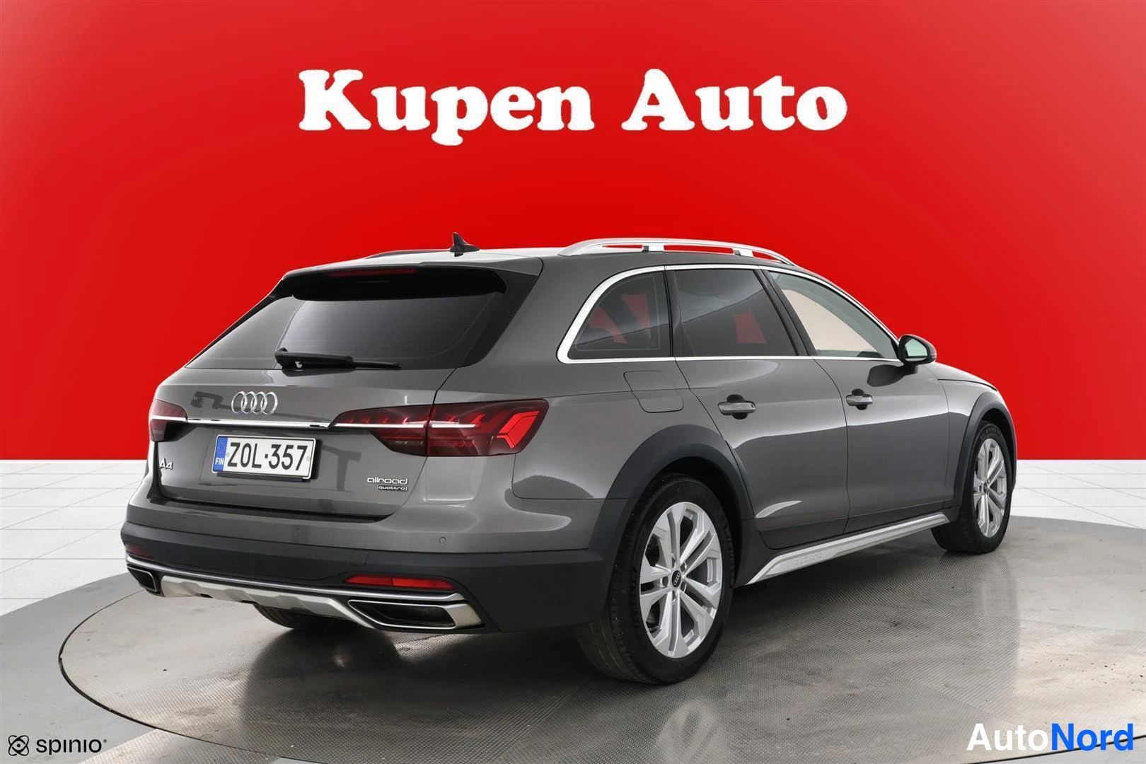 Takaviisto: Audi A4 allroad takaa viistosti kuvattuna, harmaa koriväri, hopeiset kattokaiteet