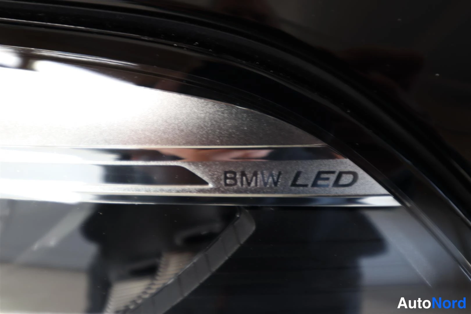 Yksityiskohta: BMW LED -teksti etulamppuun merkittynä