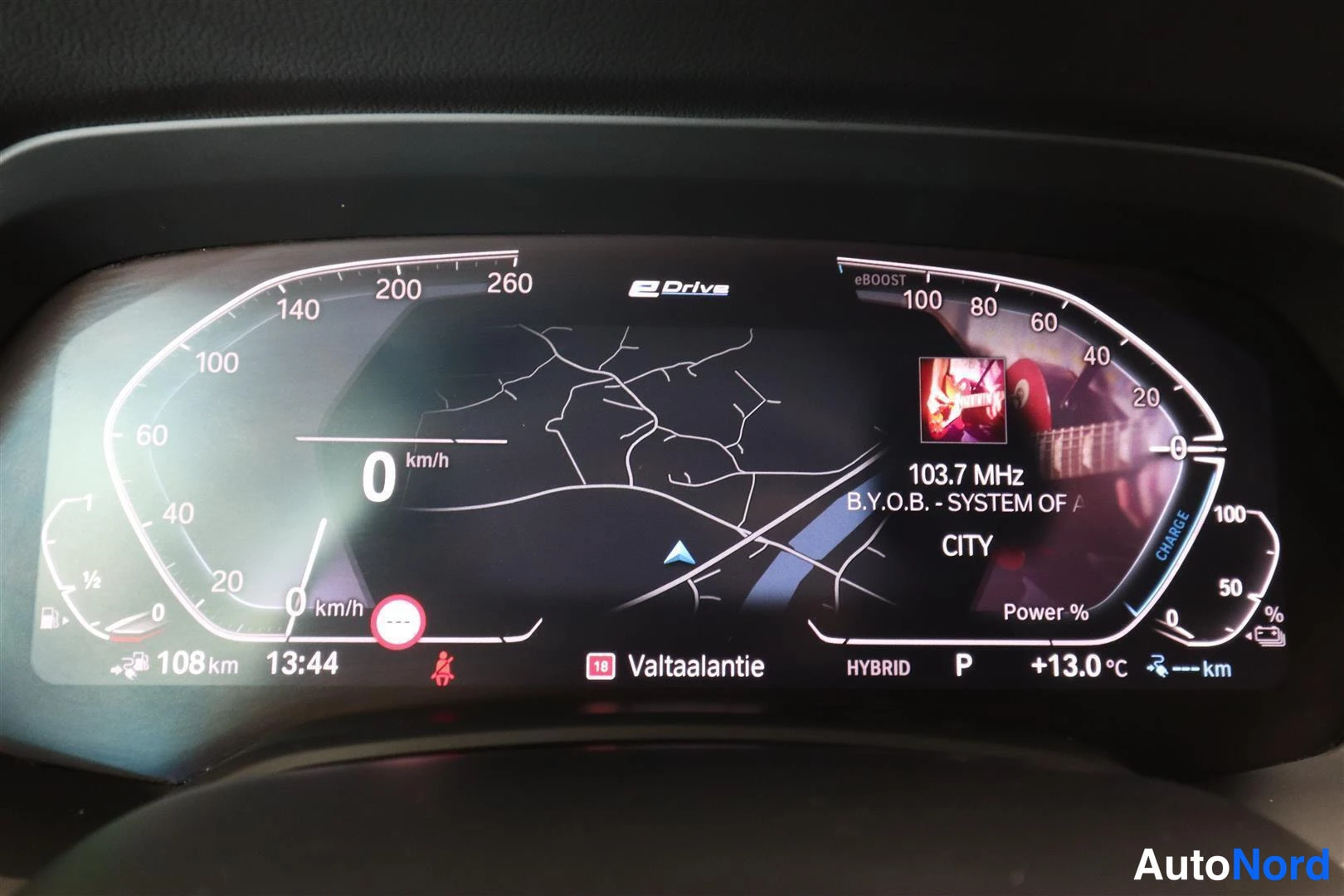 Yksityiskohta: Digitaalinen mittaristo, eDrive-merkintä ja HYBRID-tila näkyvät
