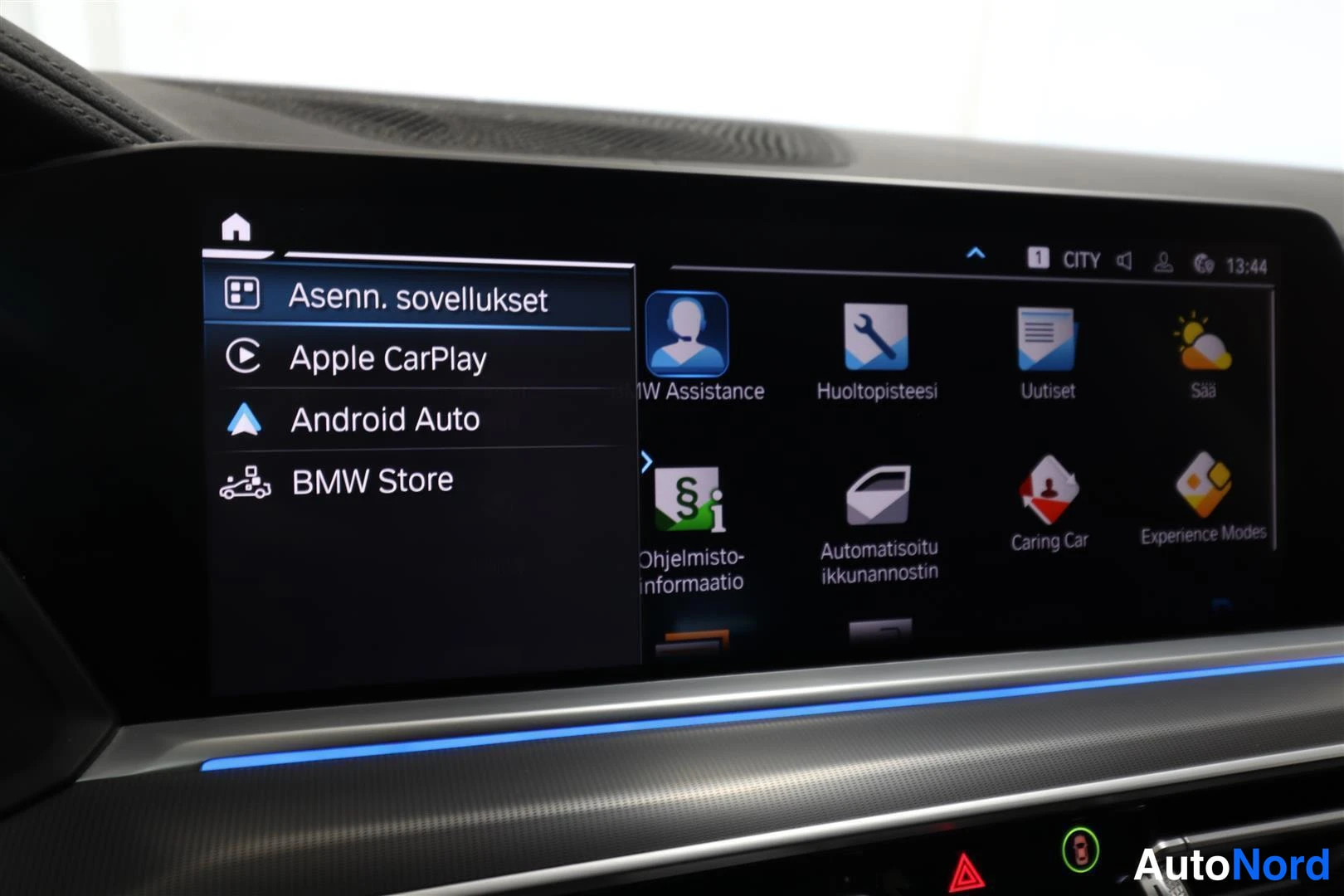 Ohjaamo: Näytön sovellusvalikko, jossa vaihtoehdot Apple CarPlay ja Android Auto