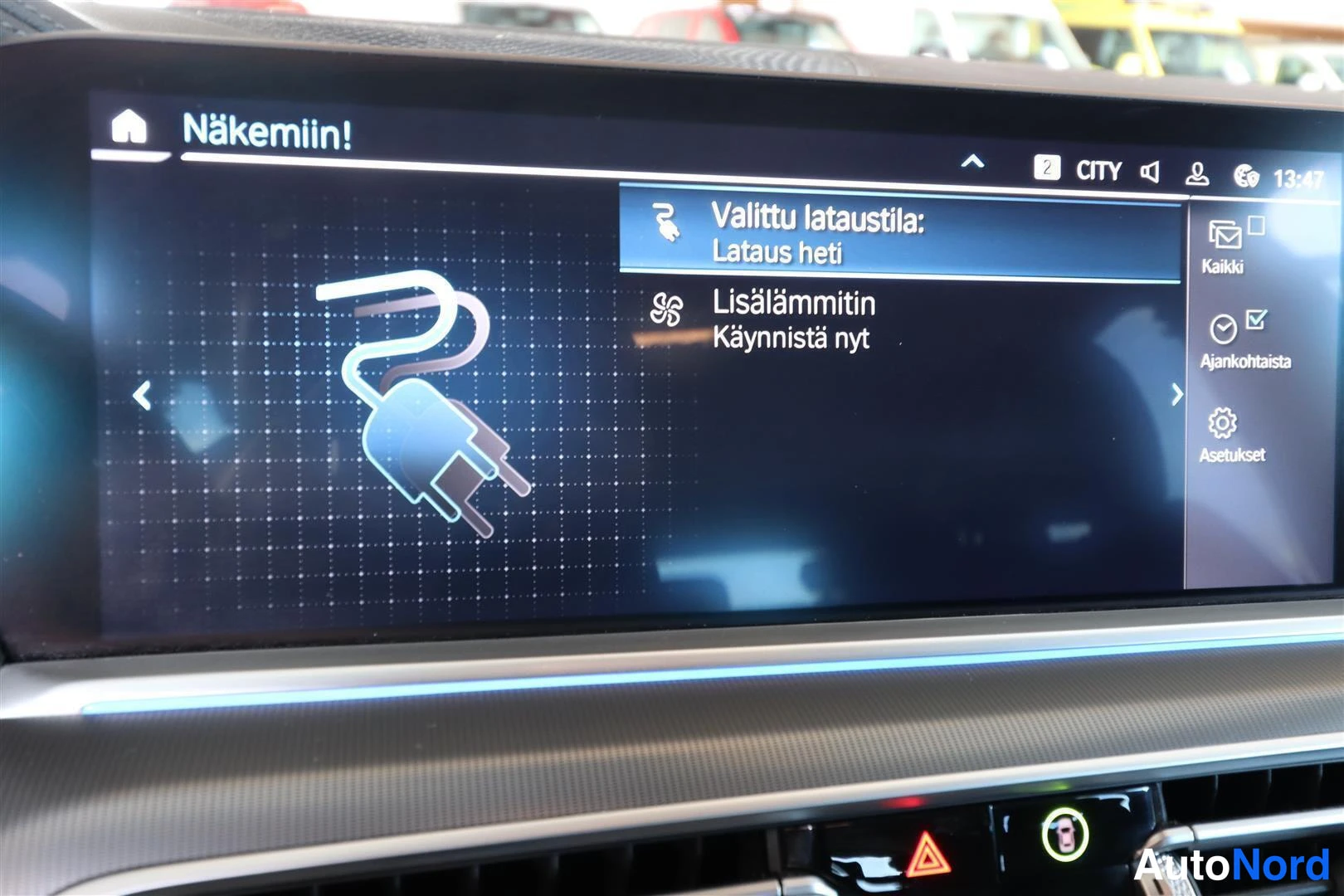Muu: Infotainment-näyttö lataustilan asetuksissa: 'Valittu lataustila: Lataus heti' sekä lisälämmittimen käynnistysvalinta.