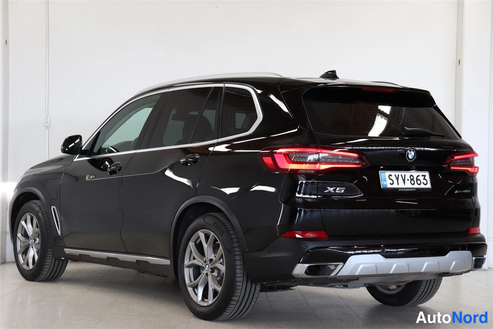Takaviisto: Musta BMW X5 takakulmasta, X5-merkintä ja rekisteritunnus.