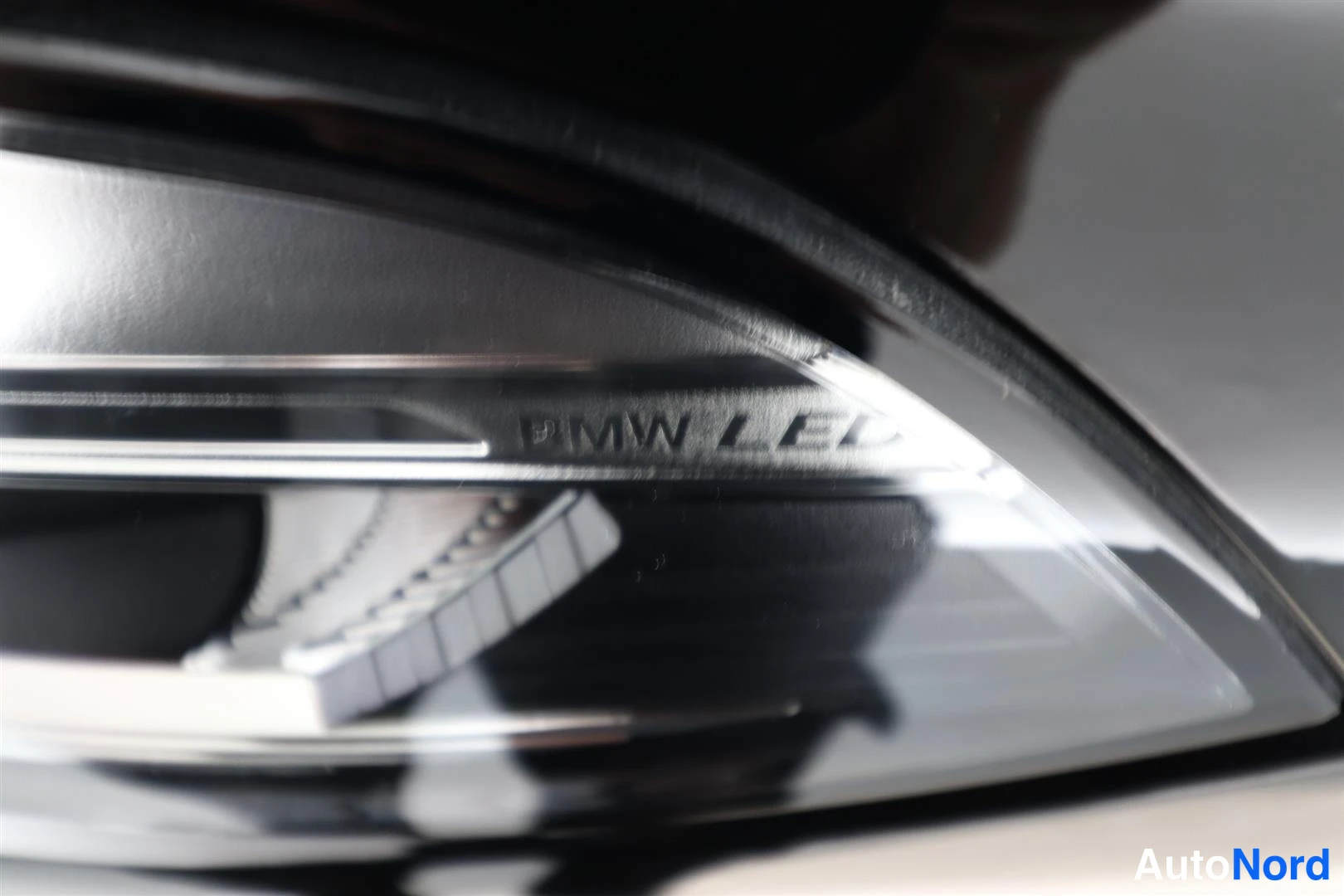 Muu: BMW LED -teksti takavalossa.