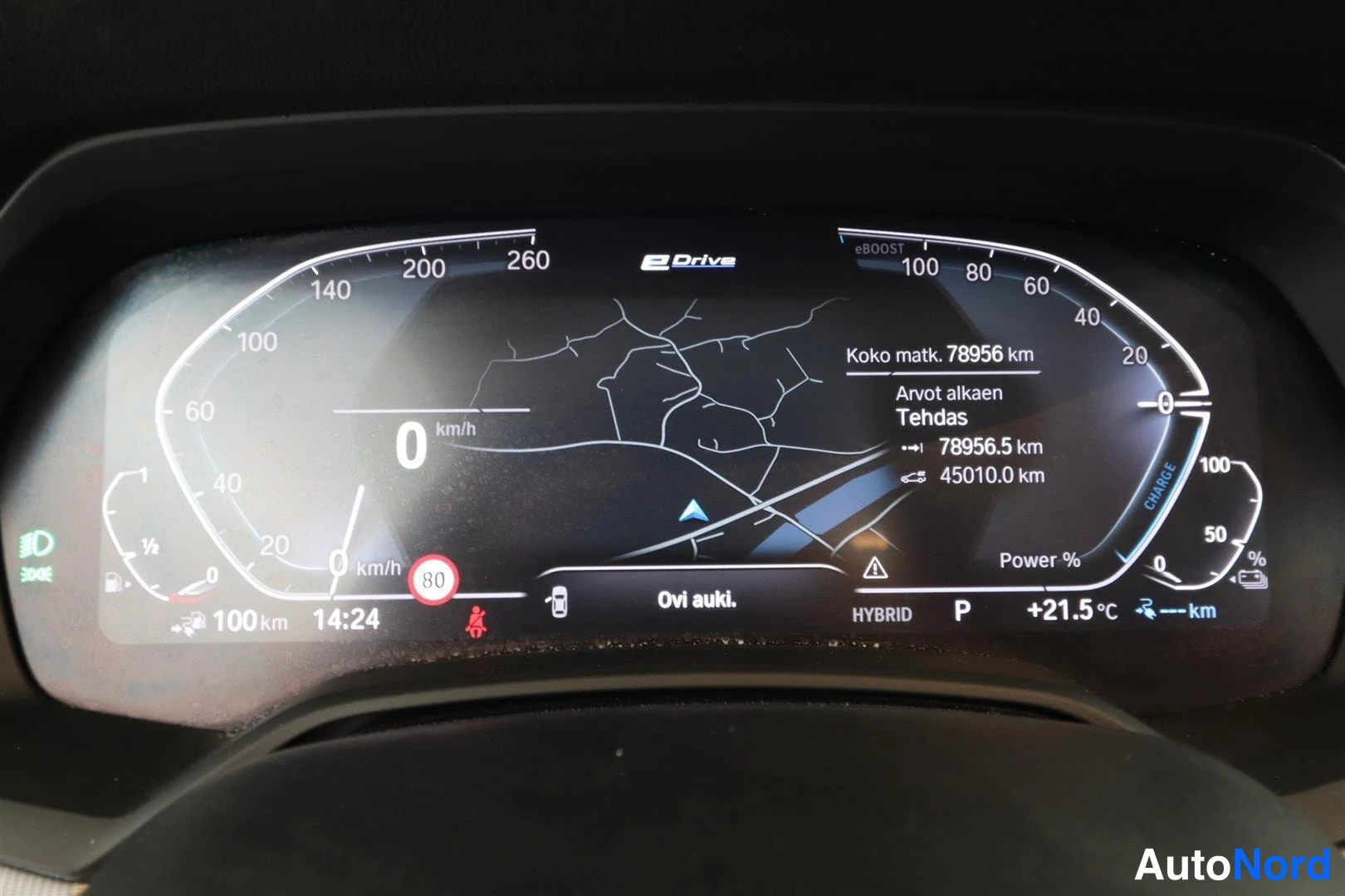 Muu: BMW:n digitaalinen mittaristo näyttää kokonaismatkan 78956 km, hybriditilan ja pysähtyneen auton.
