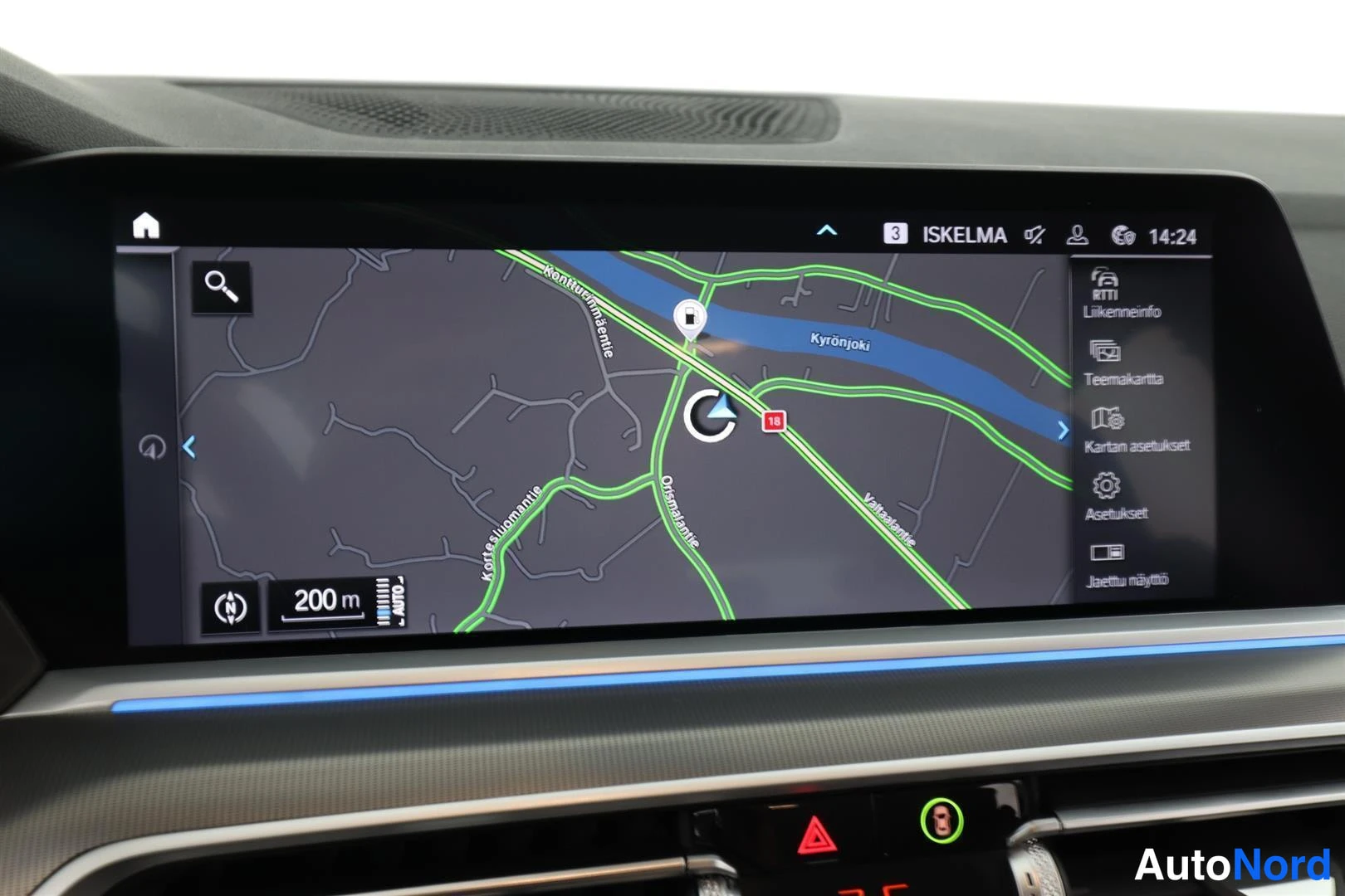 Muu: BMW:n keskellä oleva kosketusnäyttö näyttää navigointikartan Kyronjoen alueella.