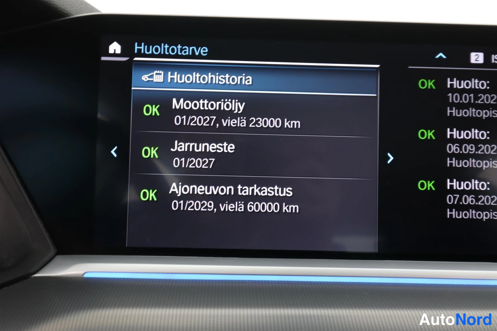 Yksityiskohta: Infotainment-näyttö Huoltotarve sivulla