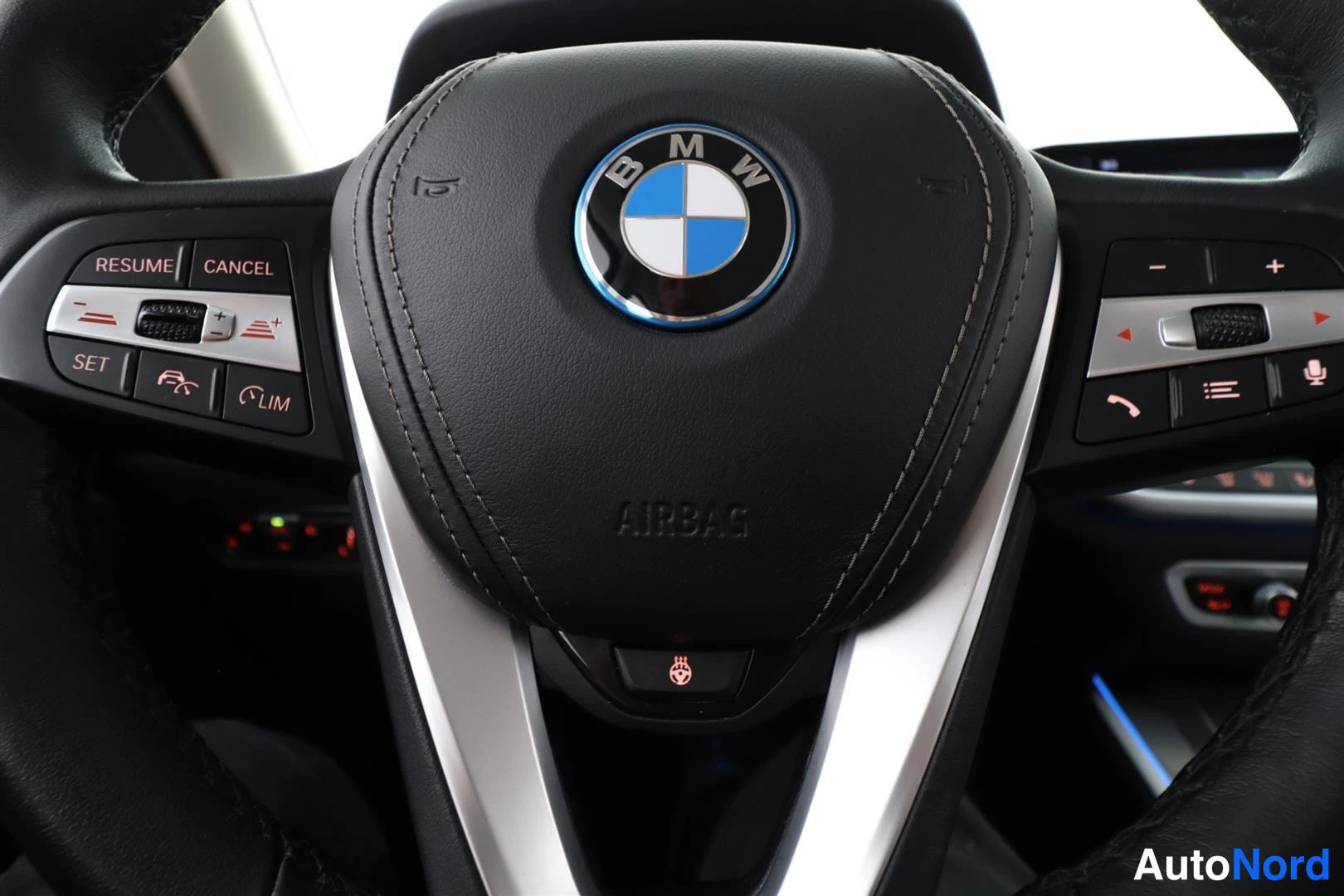 Yksityiskohta: BMW-monitoimiohjattu ratin keskusta ja AIRBAG-merkintä