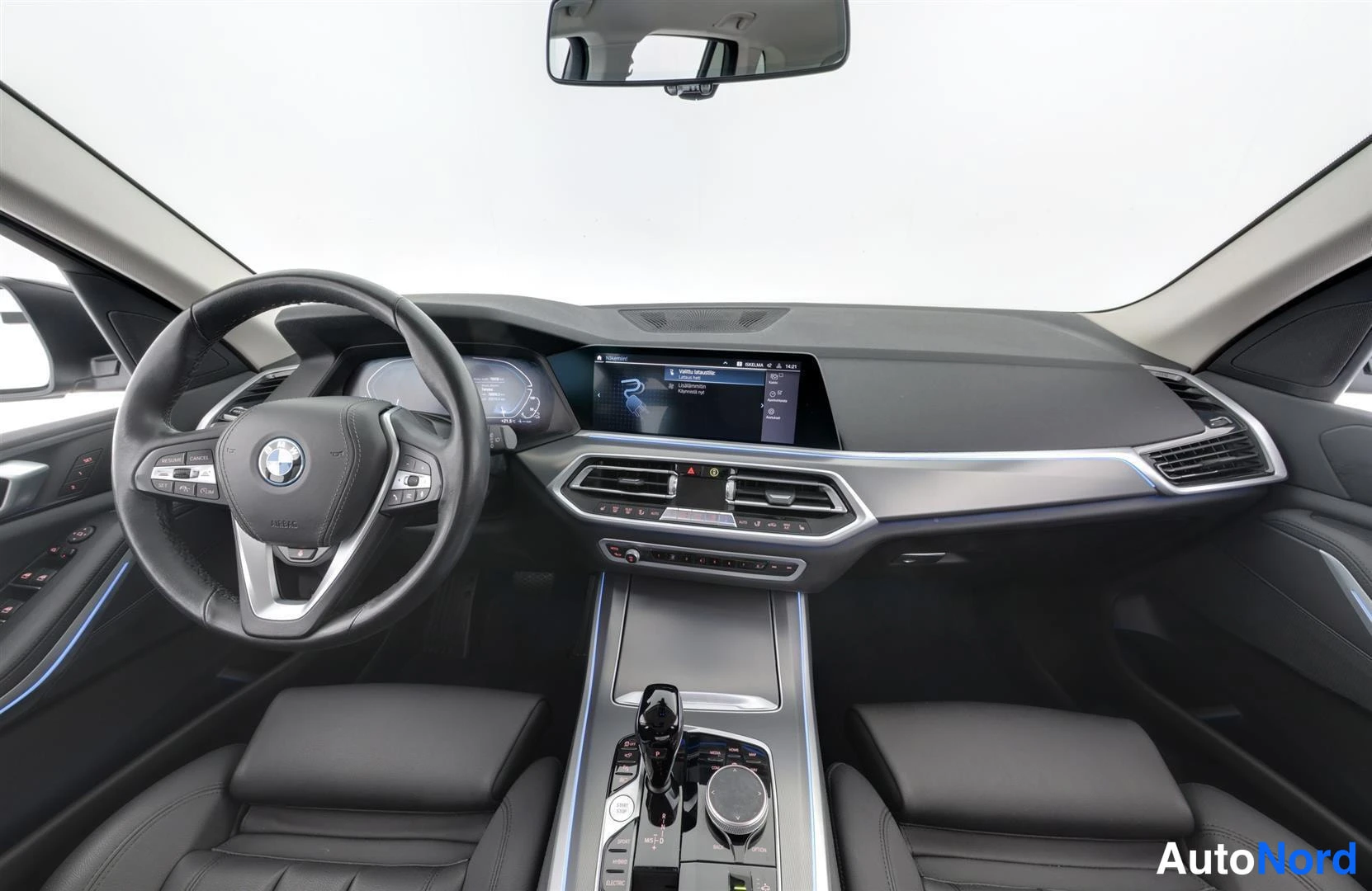 Muu: Kojelauta ja ohjaamo vasemmalta: BMW-ohjauspyörä, digitaalinen mittaristo, keskinäyttö ja automaattivaihteen valitsin.