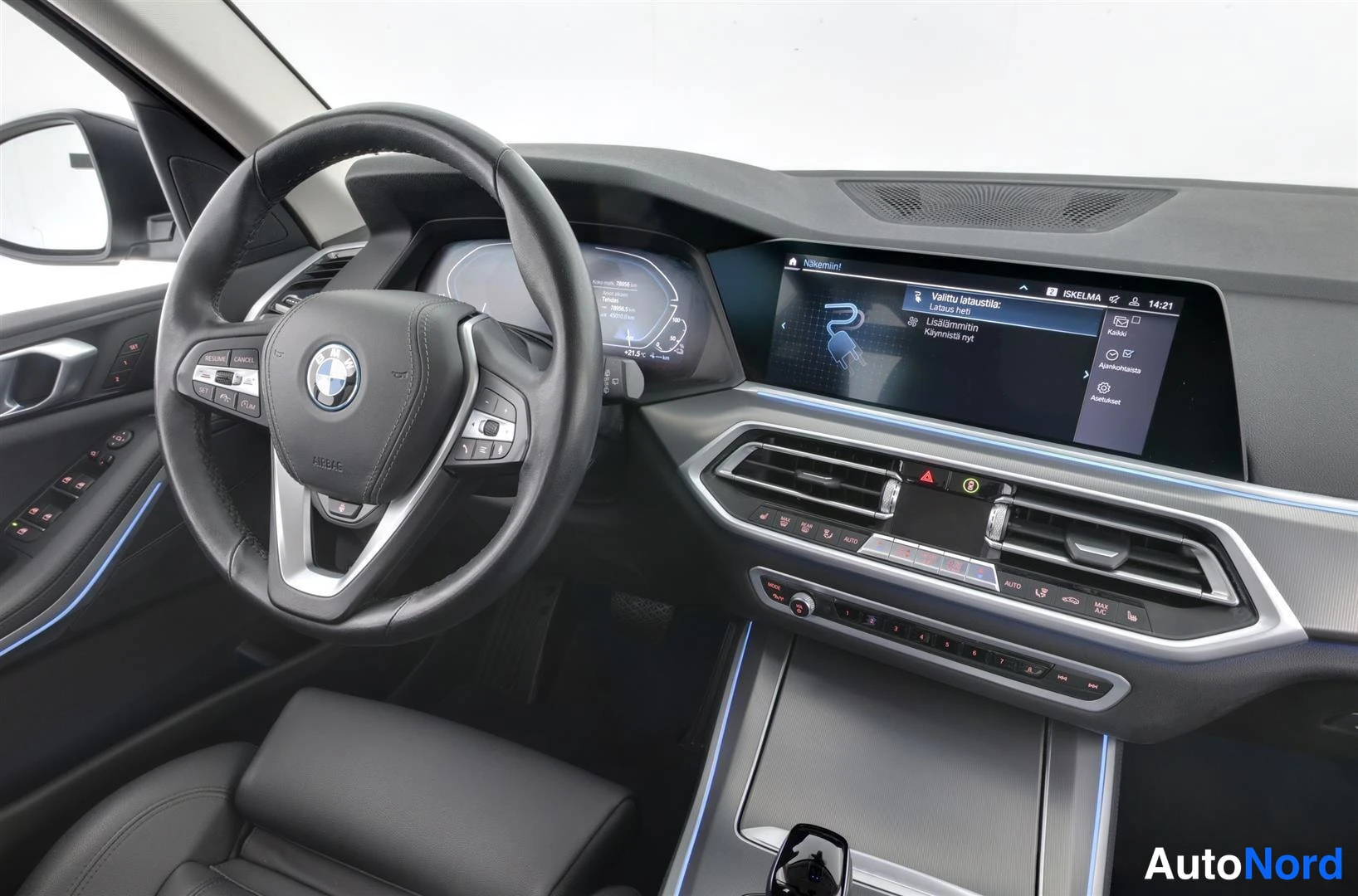 Muu: Ohjaamo vasemmalta: BMW-ohjauspyörä, digitaalinen mittaristo ja keskinäyttö, jonka valikossa lukee muun muassa 'Valittu ajoneuvo'.