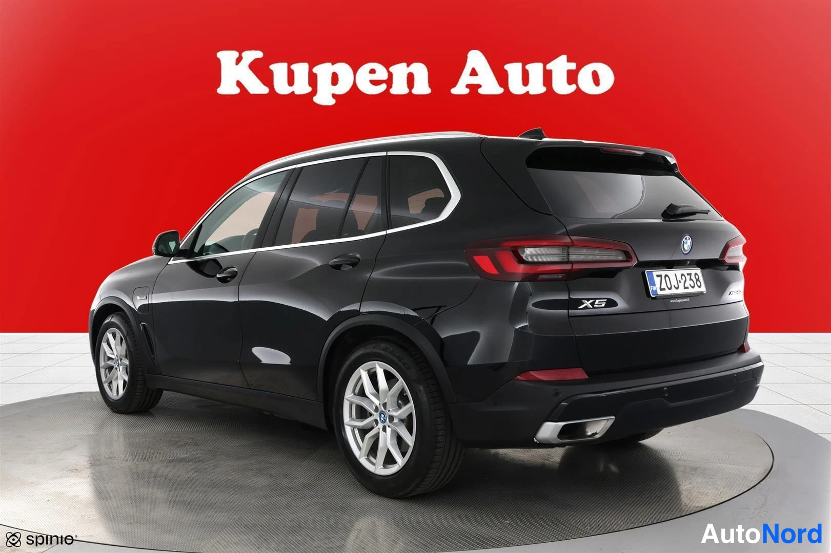 Takaviisto: BMW X5, tummanmusta, takakulmakuva oikealta, X5-merkintä takaluukussa.