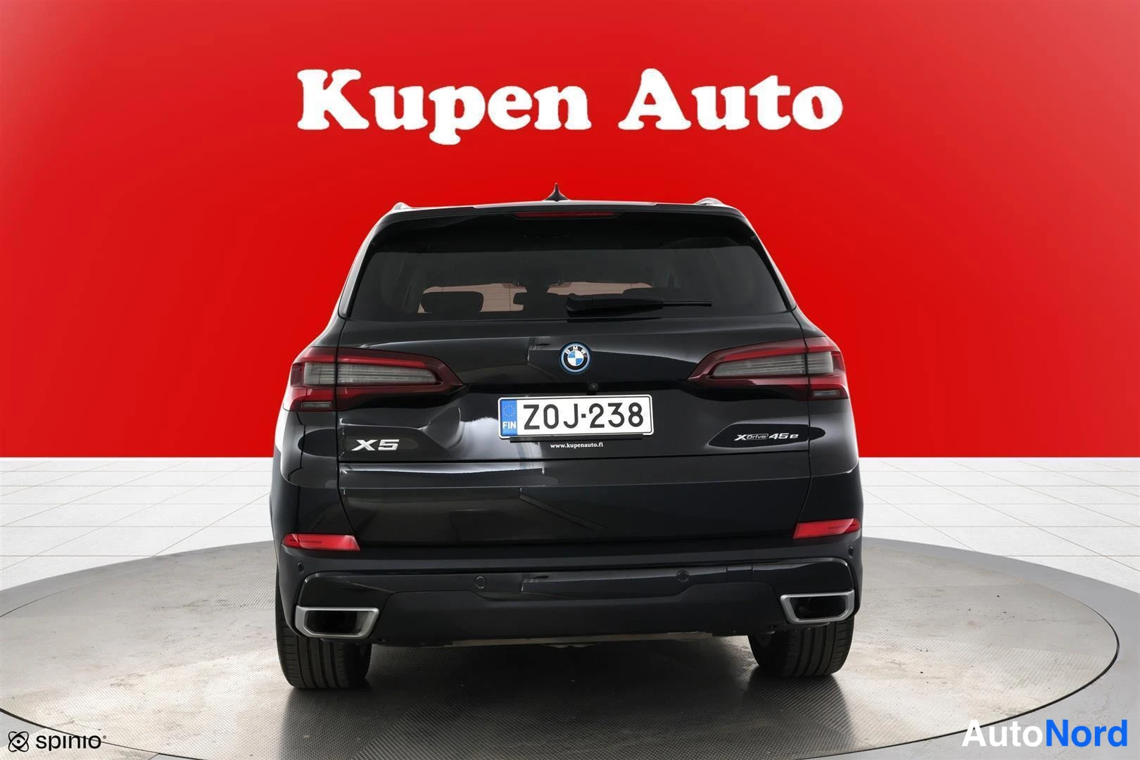 Takaa: Auton takaosa: musta BMW X5 rekisterillä punaisella taustalla.