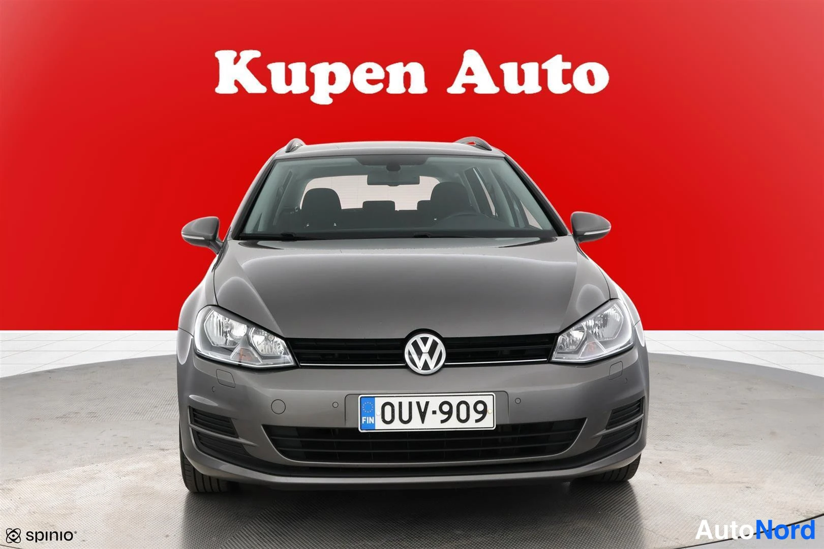 Edestä: Volkswagen Golf suoraan edestä päin kuvattuna, rekisterikilpi.