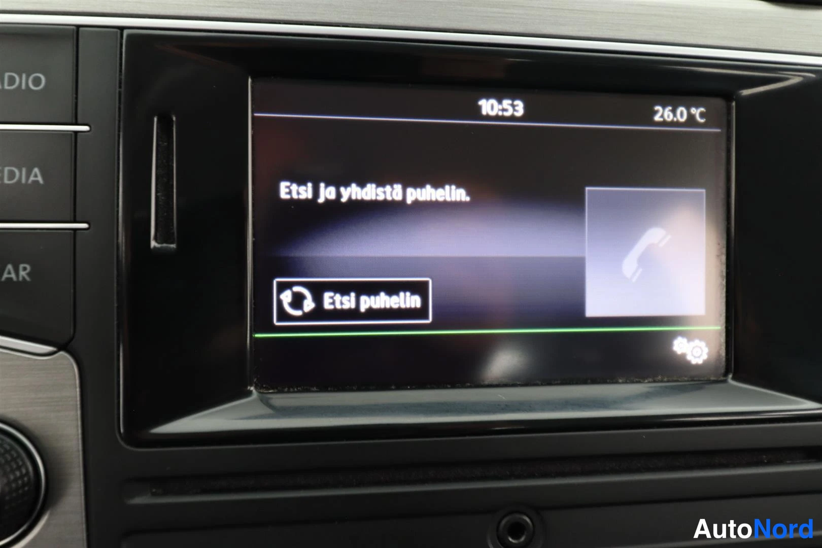 Yksityiskohta: Auton infotainment-näyttö, jossa teksti 'Etsi ja yhdistä puhelin' ja painike 'Etsi puhelin'