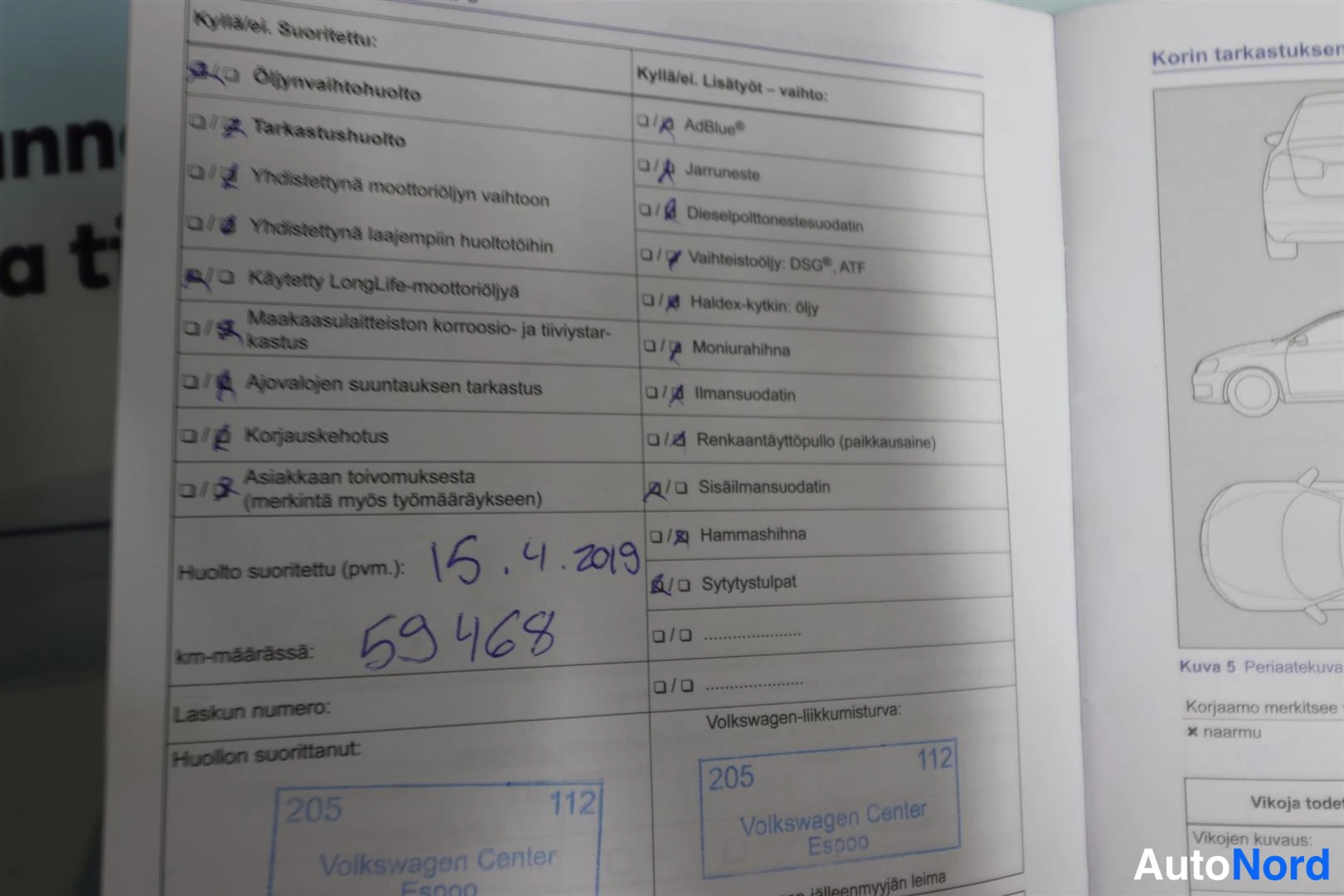 Asiakirja: Huoltokirjan sivu, huolto suoritettu 15.4.2019 km-määrässä 59 468, Volkswagen Center Espoon leima.