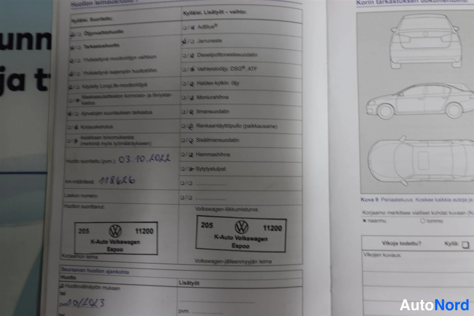 Asiakirja: Volkswagen-huoltokirjan huollon leimausruutu 7: käsin merkitty huolto 3.10.2022, km 113626, K-Auto Volkswagen Espoon leimat.