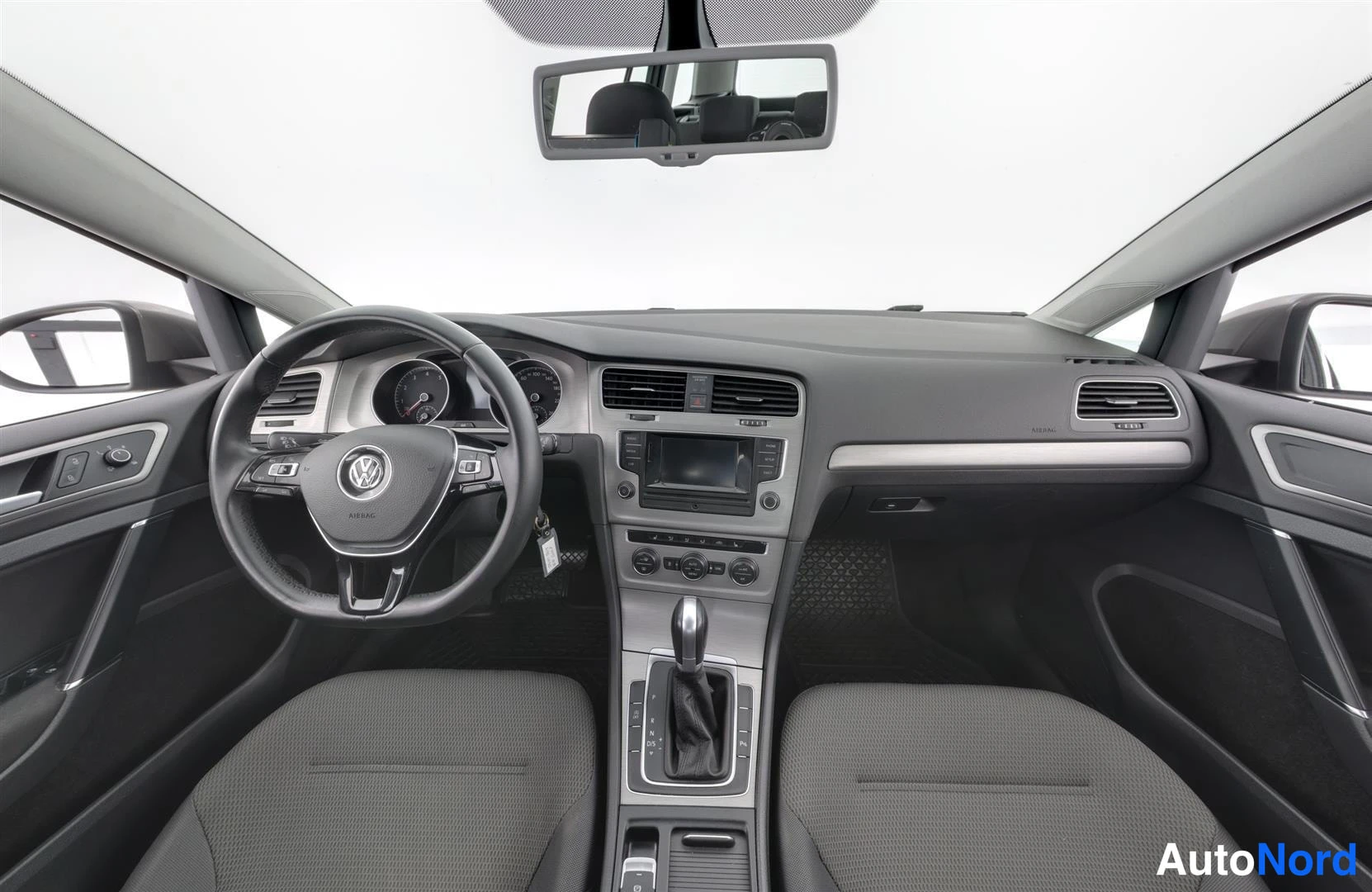 Ohjaamo: Volkswagen Golfin ohjaamo etusuunnasta: ohjauspyörä, kojelauta, automaattivaihteen valitsin ja kaksi etuistuinta.
