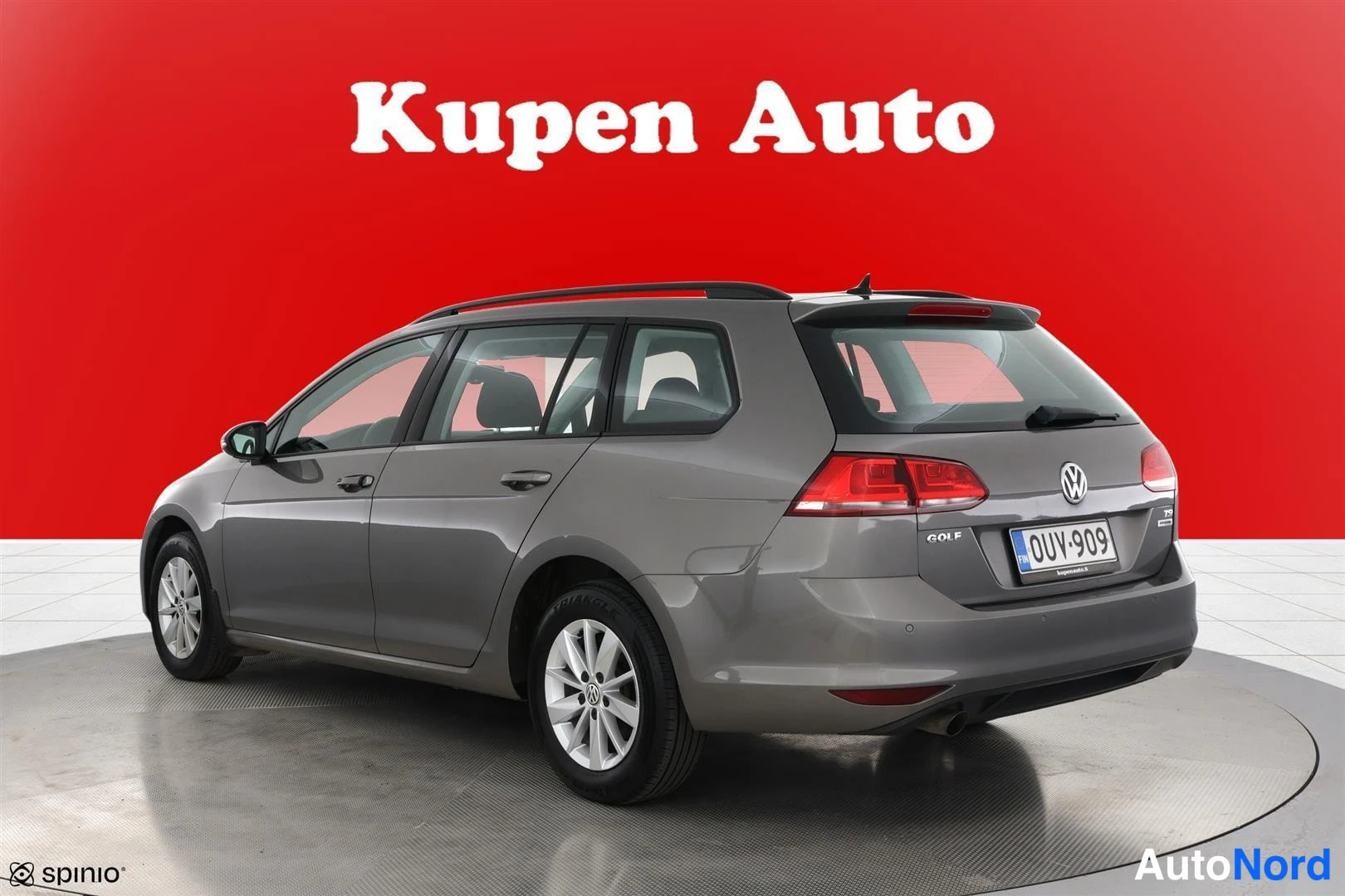 Takaviisto: Volkswagen Golf -farmari takaa kolme neljäsosaa vasemmalta, harmaa kori ja tavaratilan Golf-merkintä.