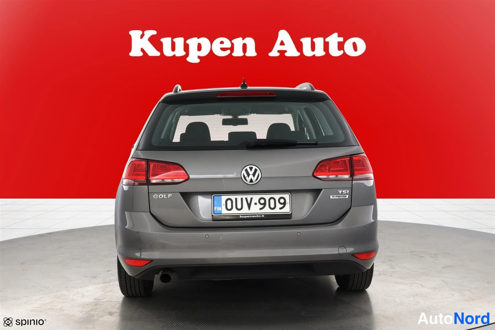 Takaa: Volkswagen Golf -farmarin takaosa suoraan takaa, rekisteri, punainen tausta.