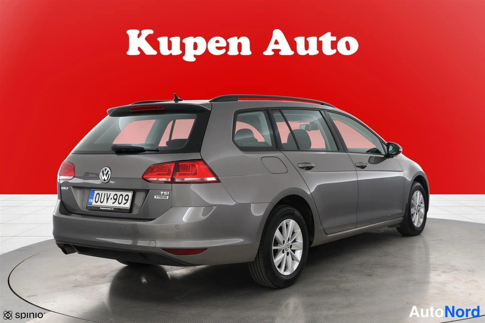 Takaviisto: Volkswagen Golf -farmari takaviistosta oikealta, kattokaiteet ja hopeanharmaa koriväri näkyvät.