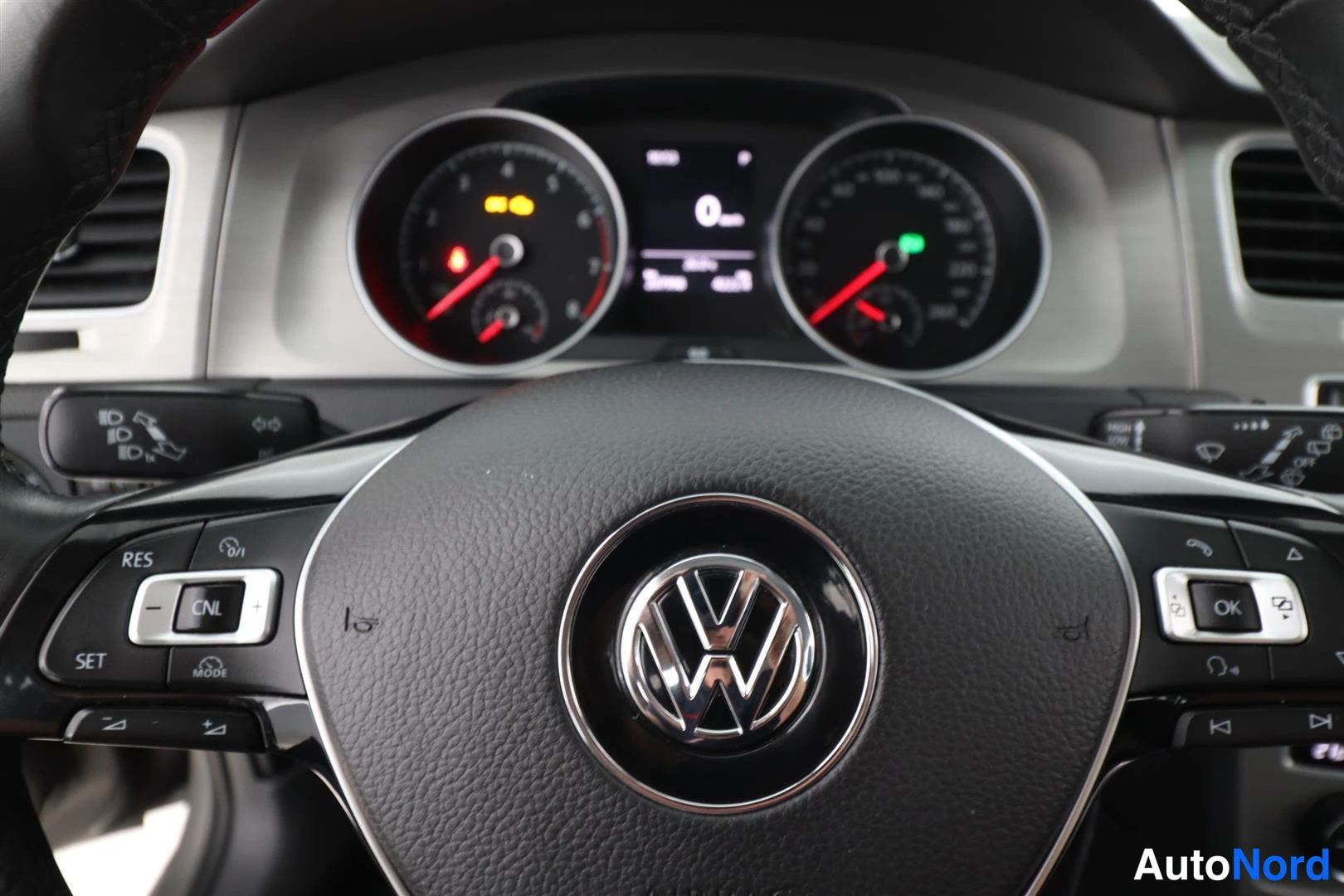 Ohjaamo: Volanteen ja mittariston näkymä, VW-merkillä varustettu monitoimiohjattavuus ja digitaalinen näyttö