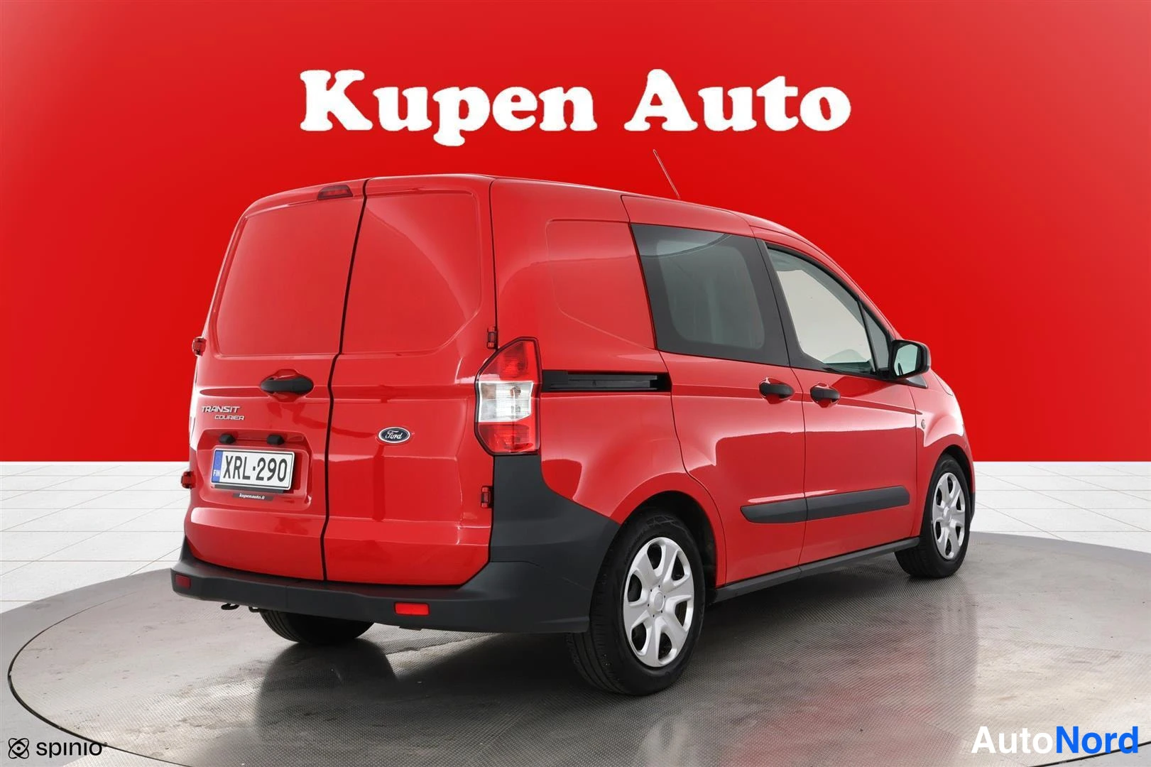 Takaviisto: Ford Transit Courier sivulta takaviistolta, punainen korissa vakiopyörät ja paneltiauton ovet.