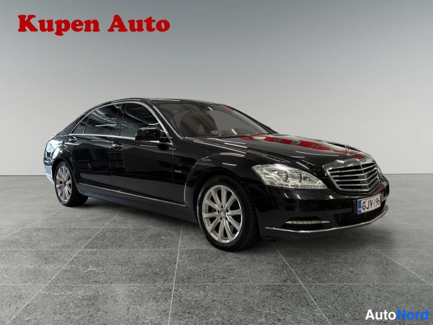 Etuviisto, nokka oikealle: Musta Mercedes-Benz S-luokan sedan kuvattu kolmivartalokulmassa edestä oikealta, keula ja oikea kylki näkyvissä.