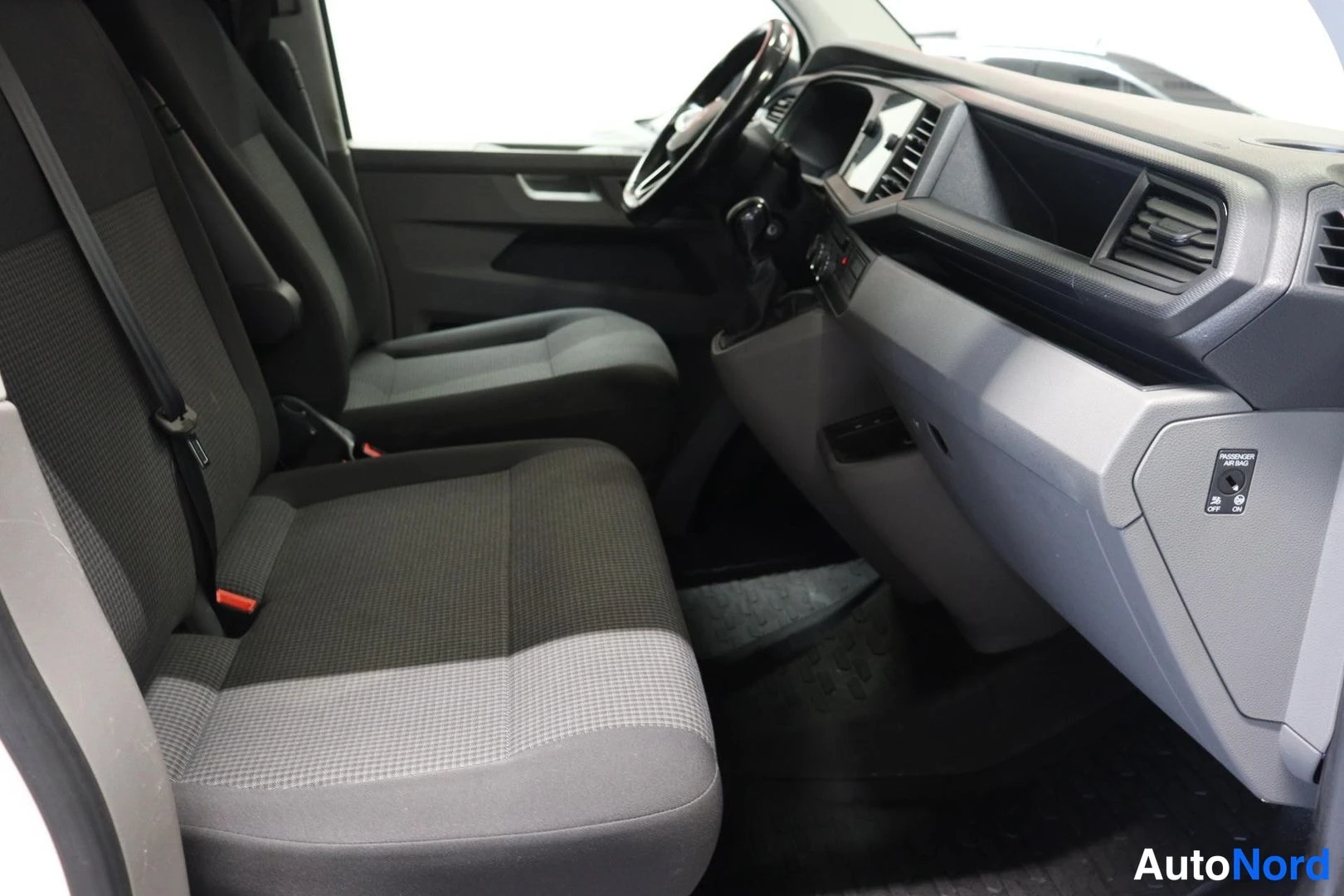 Etuistuimet: Ohjaamo matkustajan puolelta kuvattuna, etuistuimet ja kojetaulu, jossa PASSANGER AIR BAG -kytkin.
