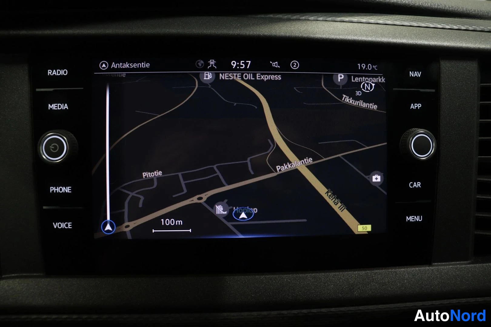 Ohjaamo: Kojelaudan infotainment-näyttö näyttää navigointikartan Antaksentien ja Pakkalantien risteyksen lähellä, kello 9:57, 19,0 °C.