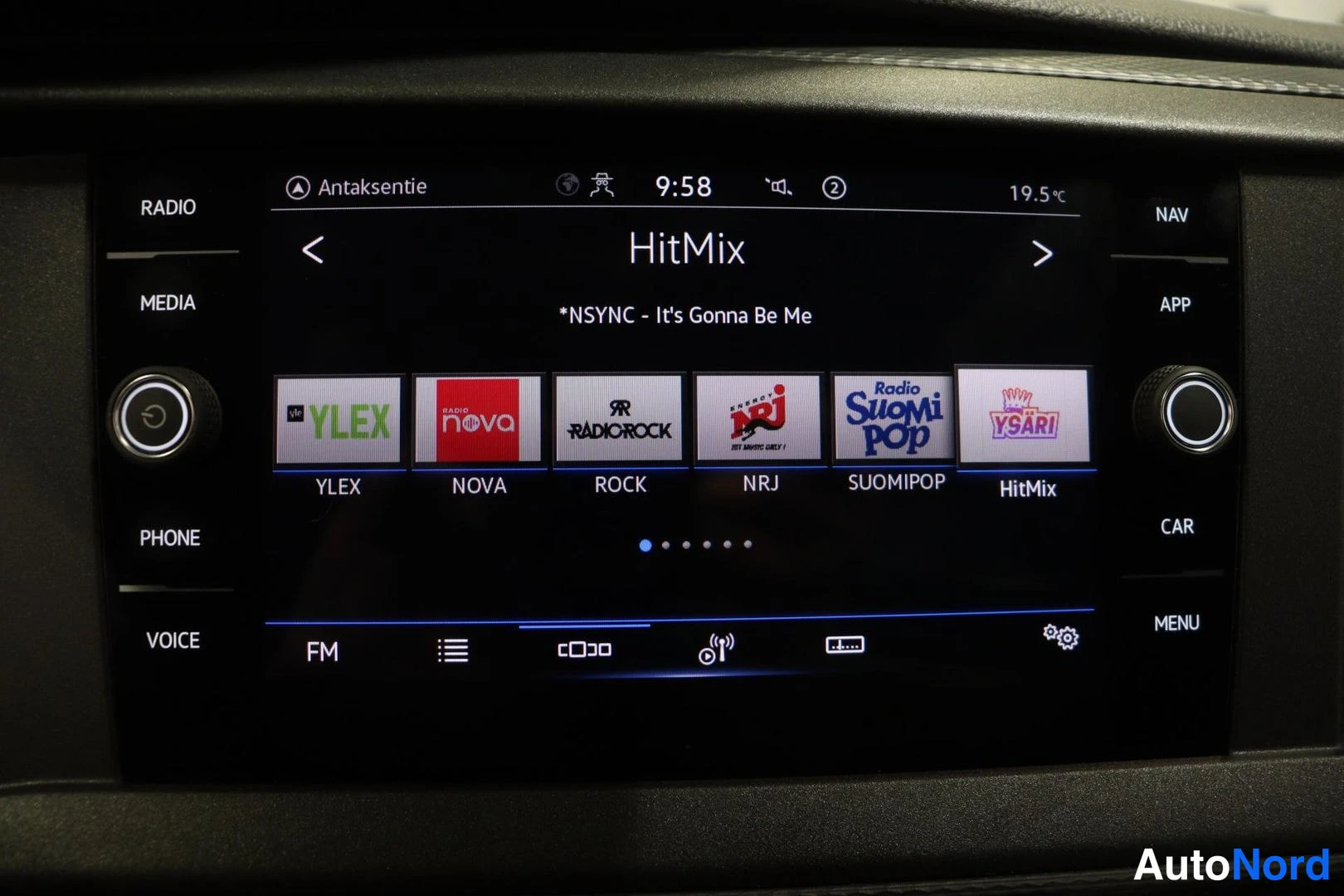 Ohjaamo: Radion näyttö näyttää kanavaluetteloa: YLEX, NOVA, ROCK, NRJ, SUOMIPOP, HitMix; toistetaan kappale '*NSYNC - It's Gonna Be Me'.