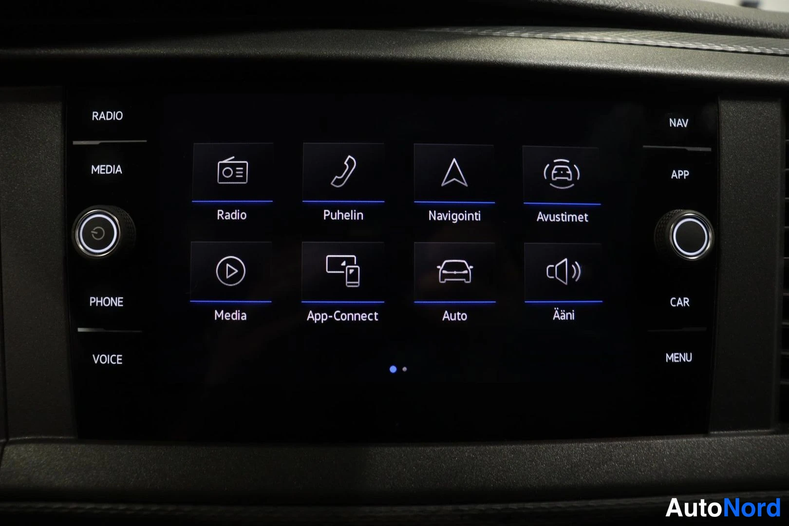 Ohjaamo: Infotainment-järjestelmän päävalikko ruudulla: Radio, Puhelin, Navigointi, Avustimet, Media, App-Connect, Auto, Ääni.