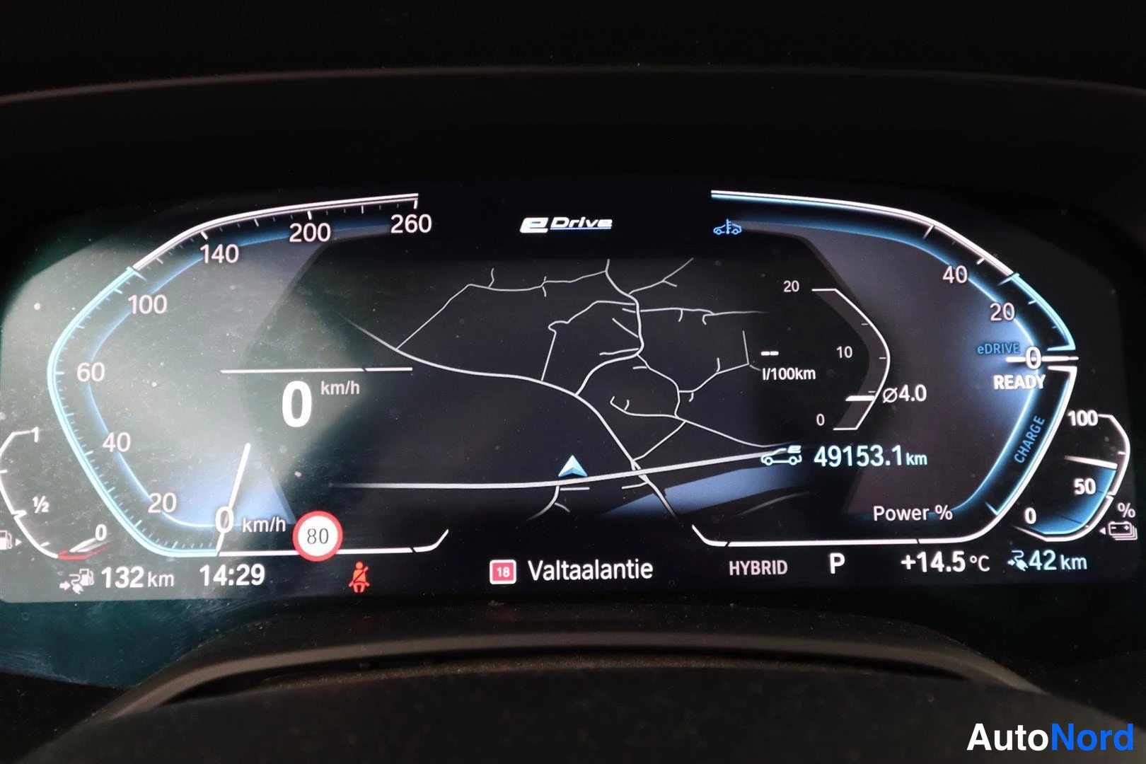 Yksityiskohta: Koeajon mittaristo näyttää 49153 km ja HYBRID-tilan.