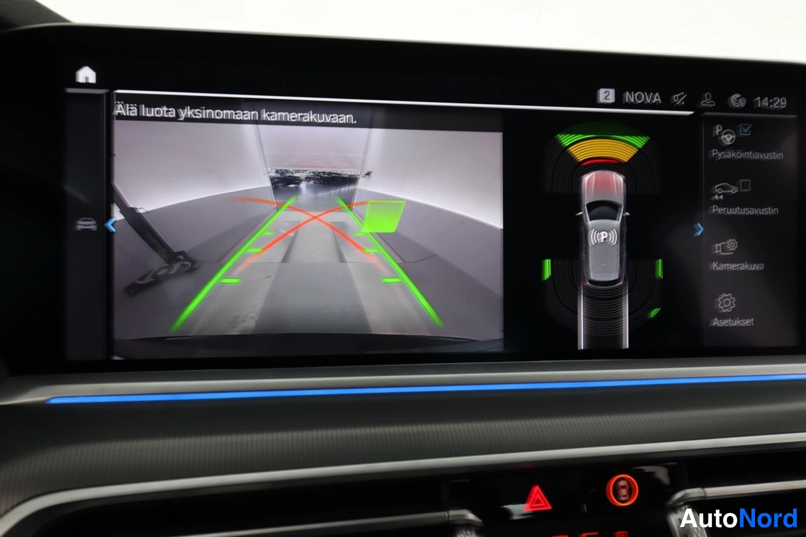 Ohjaamo: Infotainment-näytön takakameran kuva pysäköintiavustajan ohjaamana