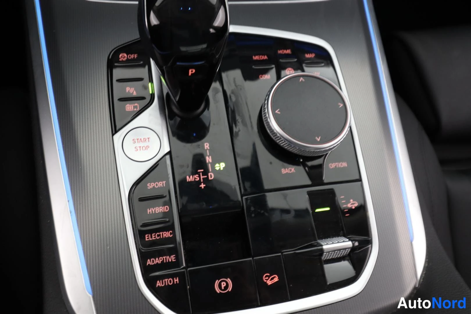 Ohjaamo: Vaihteenvalitsin ja iDrive-ohjain, jossa START/STOP, HYBRID ja ELECTRIC-painikkeet