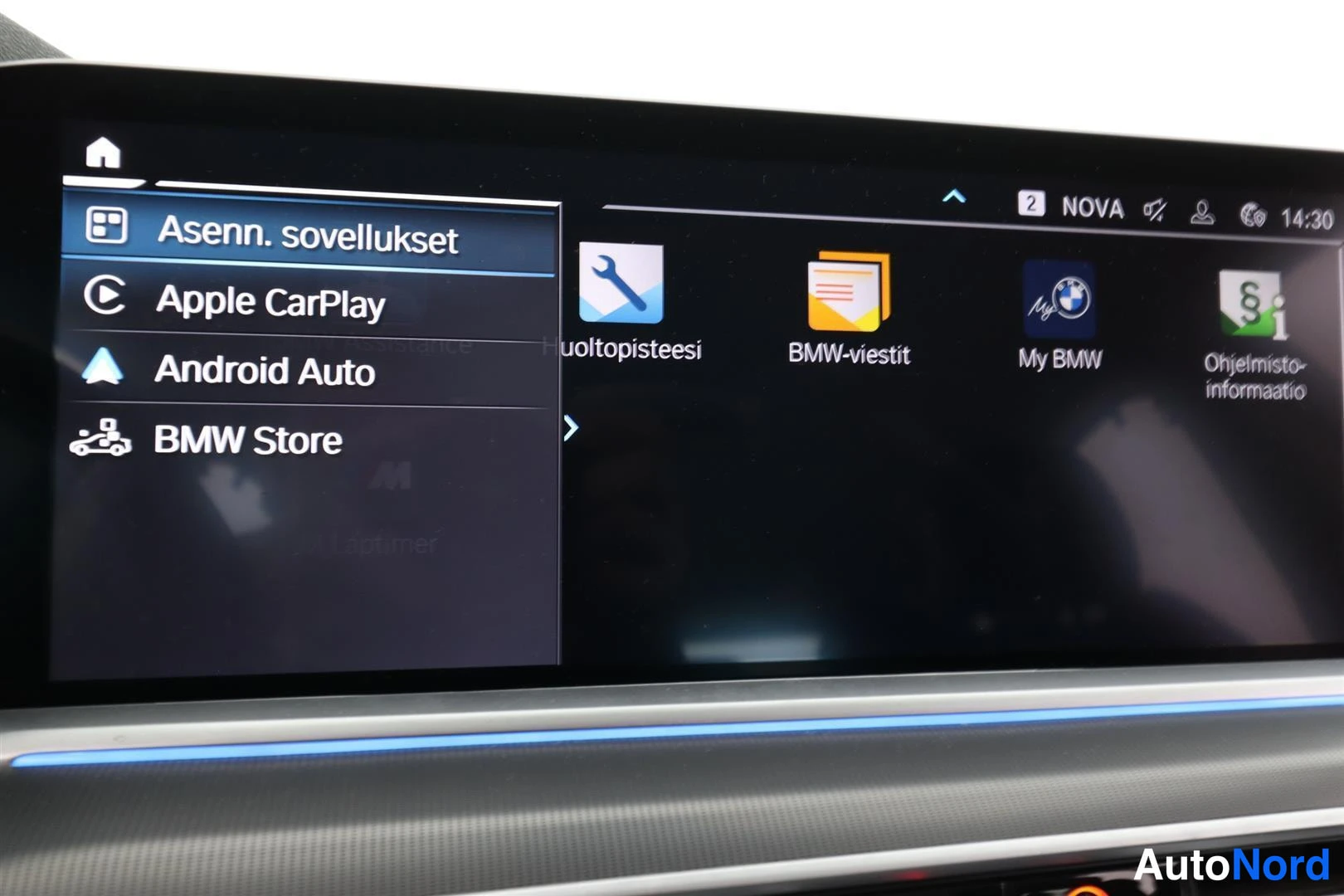 Yksityiskohta: BMW:n infotainment-näyttö, jossa valikossa Asenn. sovellukset, Apple CarPlay, Android Auto ja BMW Store