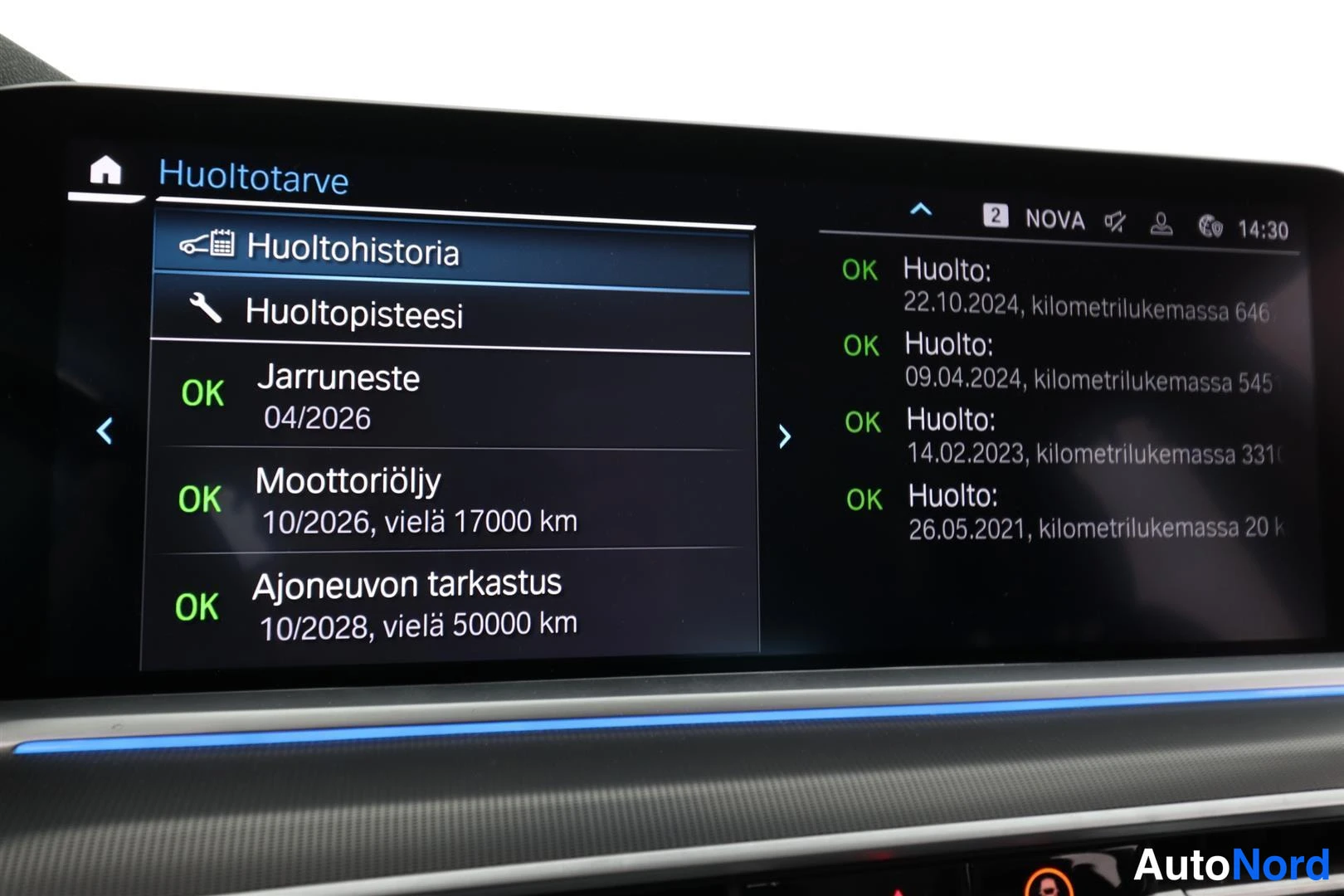 Yksityiskohta: BMW:n näytön Huoltotarve-sivu: huoltohistoria ja huoltopisteet, huollot 2021–2024