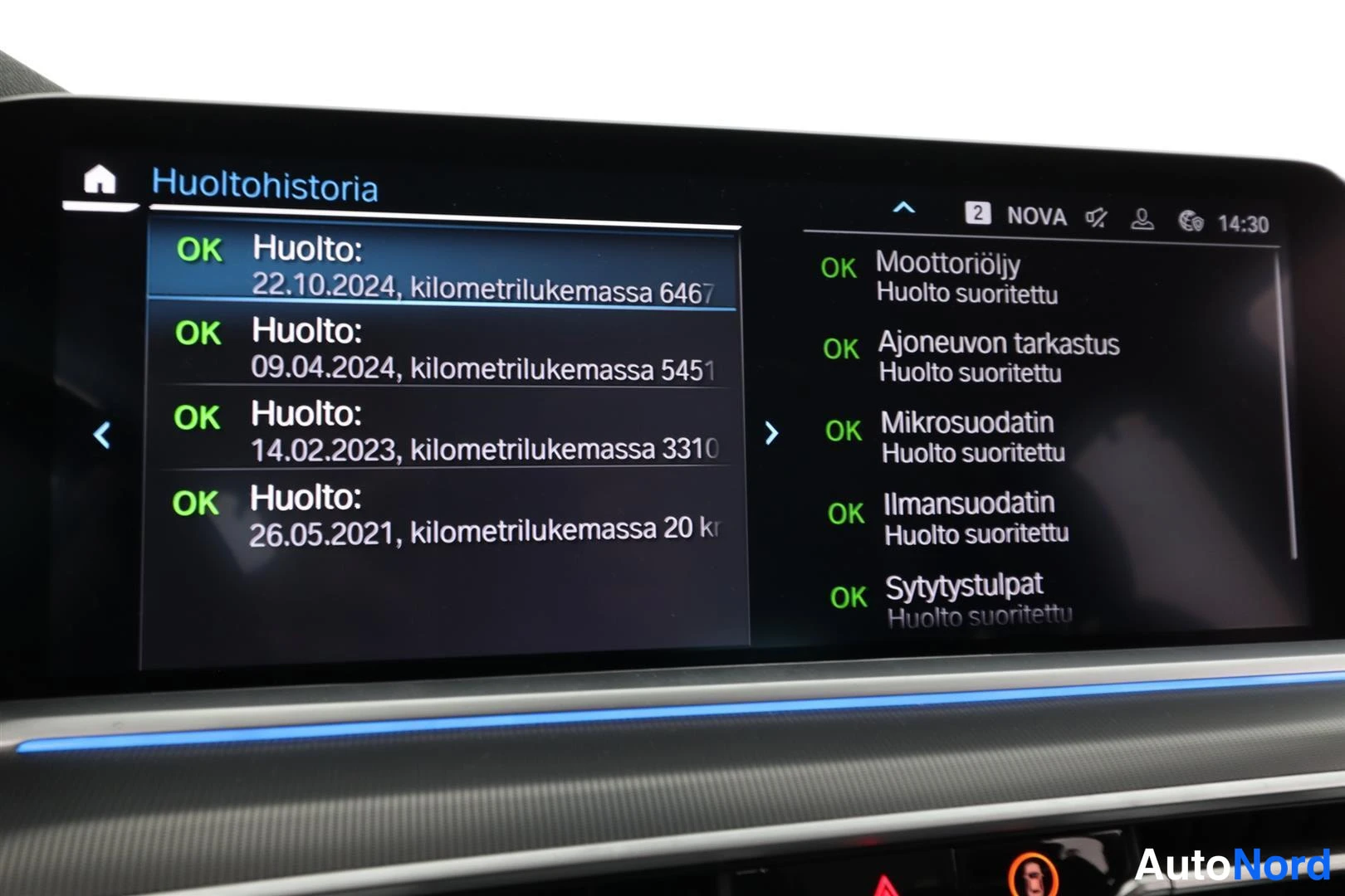 Yksityiskohta: BMW:n näytön Huoltohistoria-sivu, huollot ja suoritetut toimenpiteet listattuna