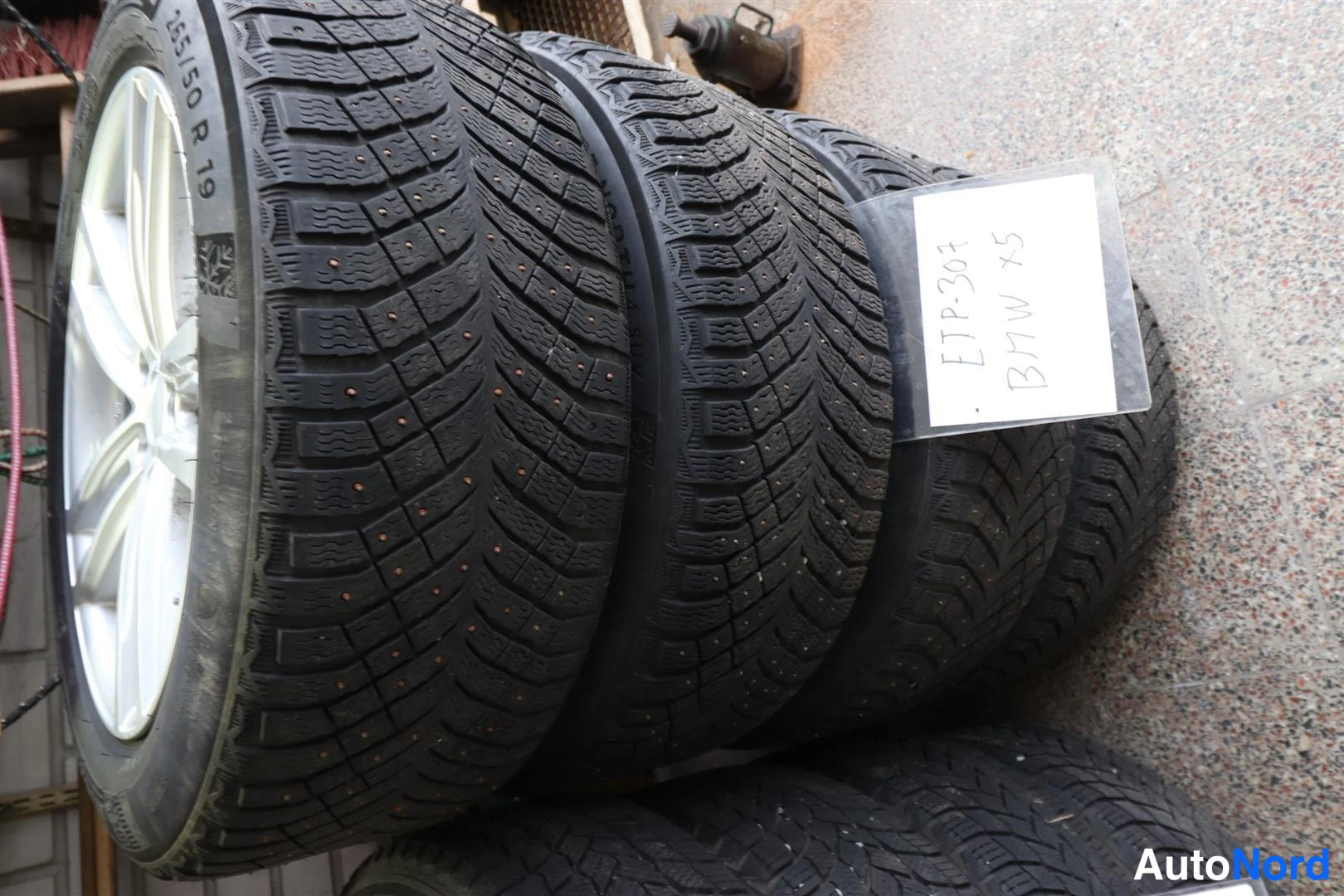 Muu: Pino nastarenkaita alumiinivanteilla, mukana laput tekstillä ETP-30f ja BMW X5.