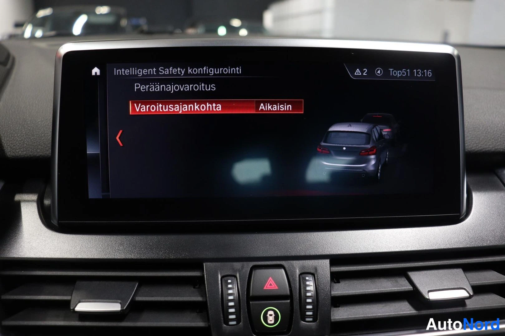 Ohjaamo: Näytöllä 'Intelligent Safety konfigurointi' -valikko, kohdat 'Peräänajovaroitus' ja 'Varoitusajankohta: Aikaisin'.