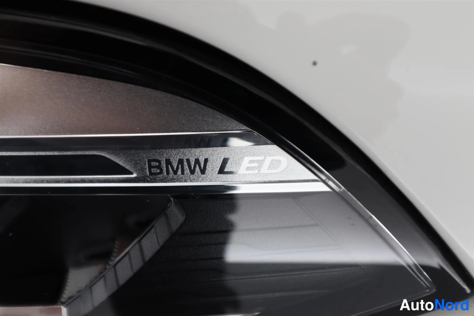 Yksityiskohta: Yksityiskohta etuvalaisimesta, jossa teksti BMW LED.
