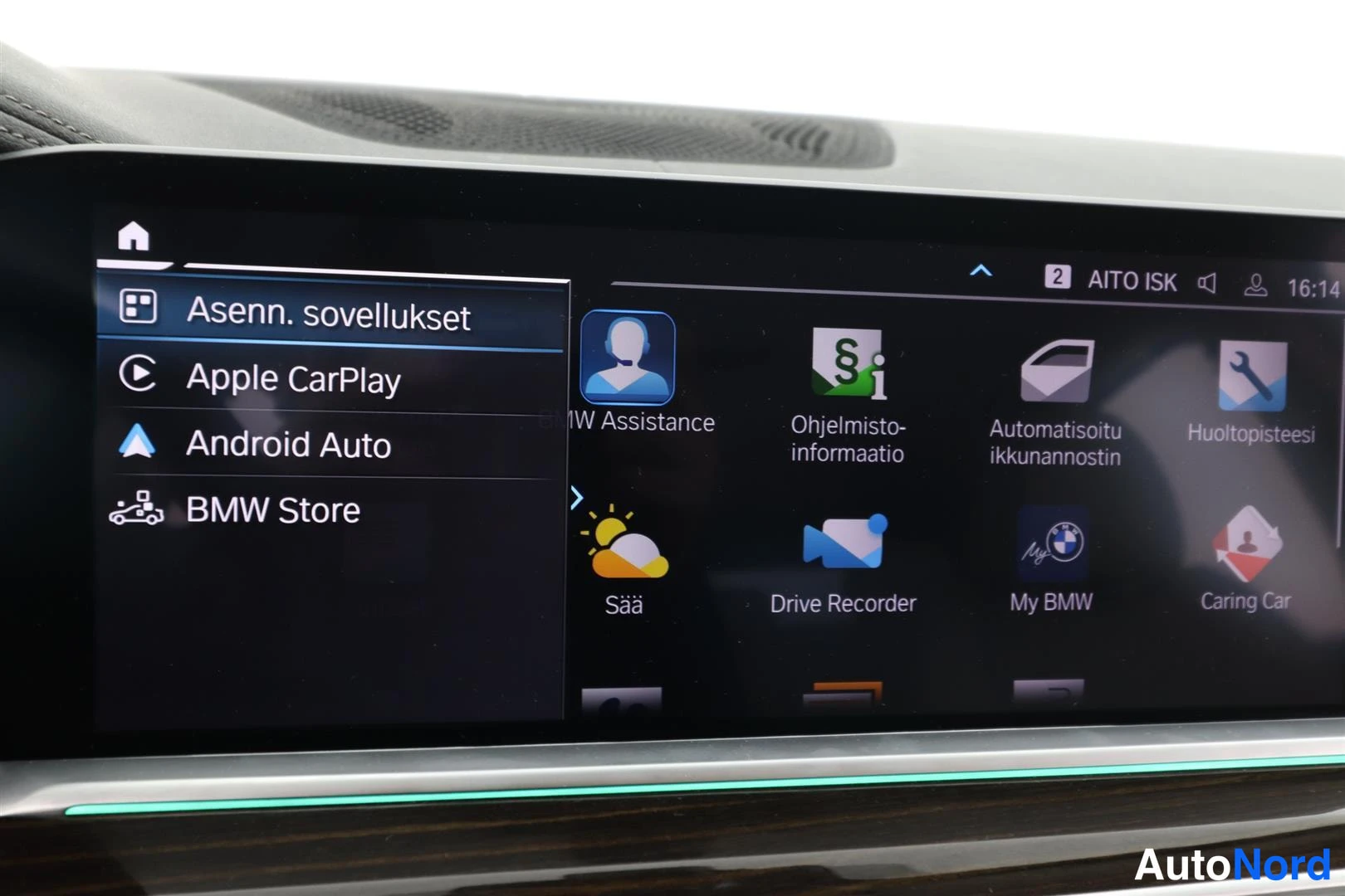 Yksityiskohta: Pyyhkäisynäytön sovellusvalikko: Apple CarPlay ja Android Auto -vaihtoehdot.