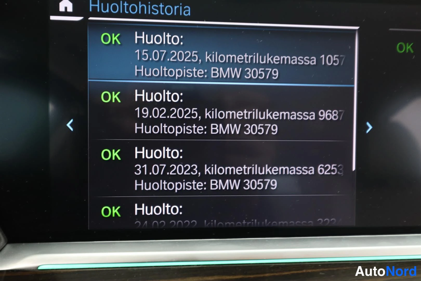 Yksityiskohta: Huoltohistoria-lista lähikuva: huollot vuosilta 2022–2025 kilometrilukuineen, huoltopiste BMW 30579.