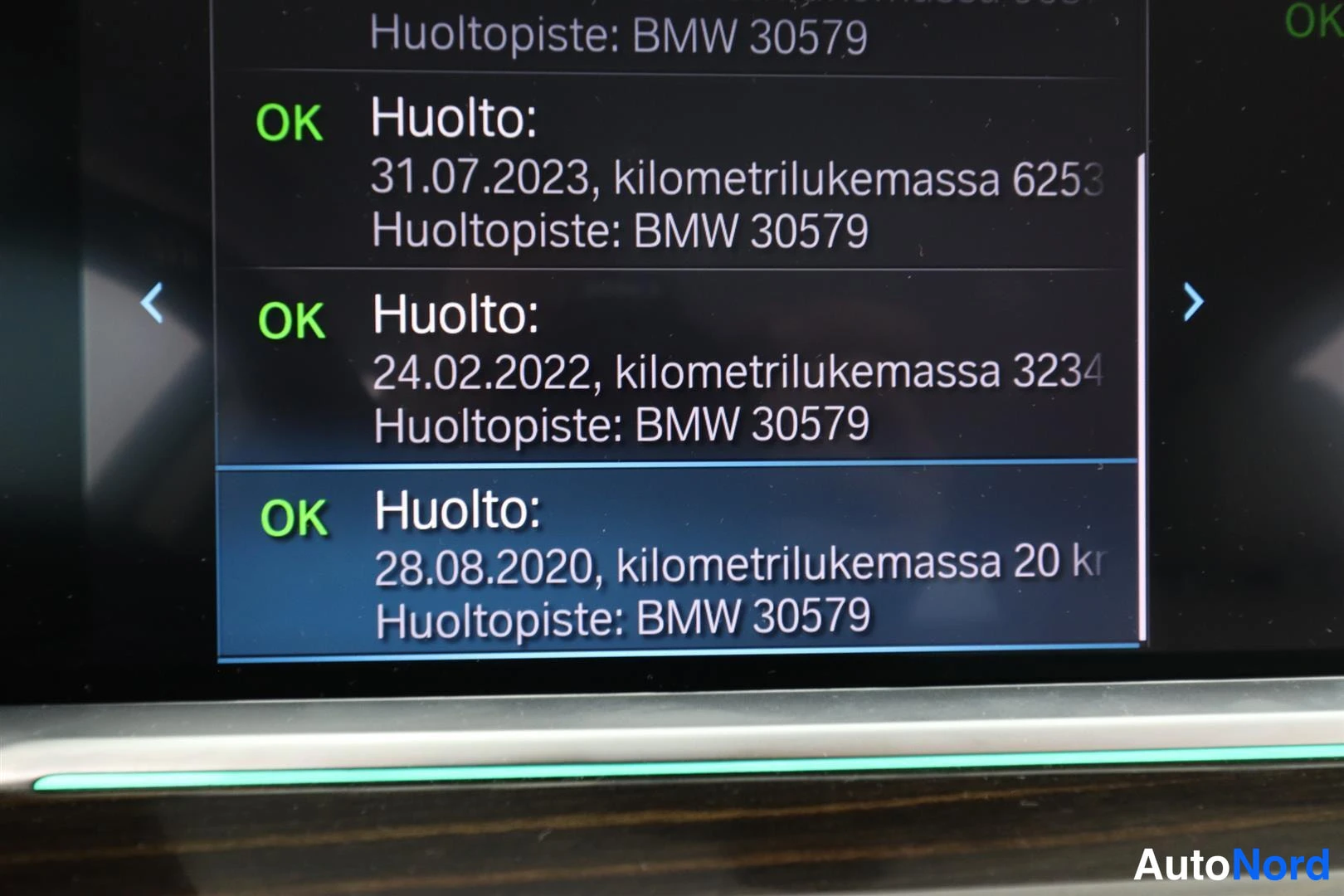 Yksityiskohta: Auton näytön huoltoluettelo: huollot 31.07.2023, 24.02.2022 ja 28.08.2020, huoltopiste BMW 30579.