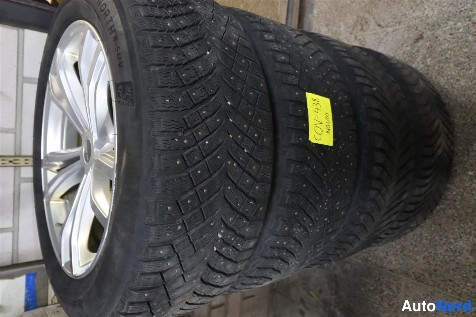 Muu: Nokkarenkaat (Nokian Nordman North* SUV) alumiinivanteilla, keltainen lapullinen 'COV 438 NOKIA'.