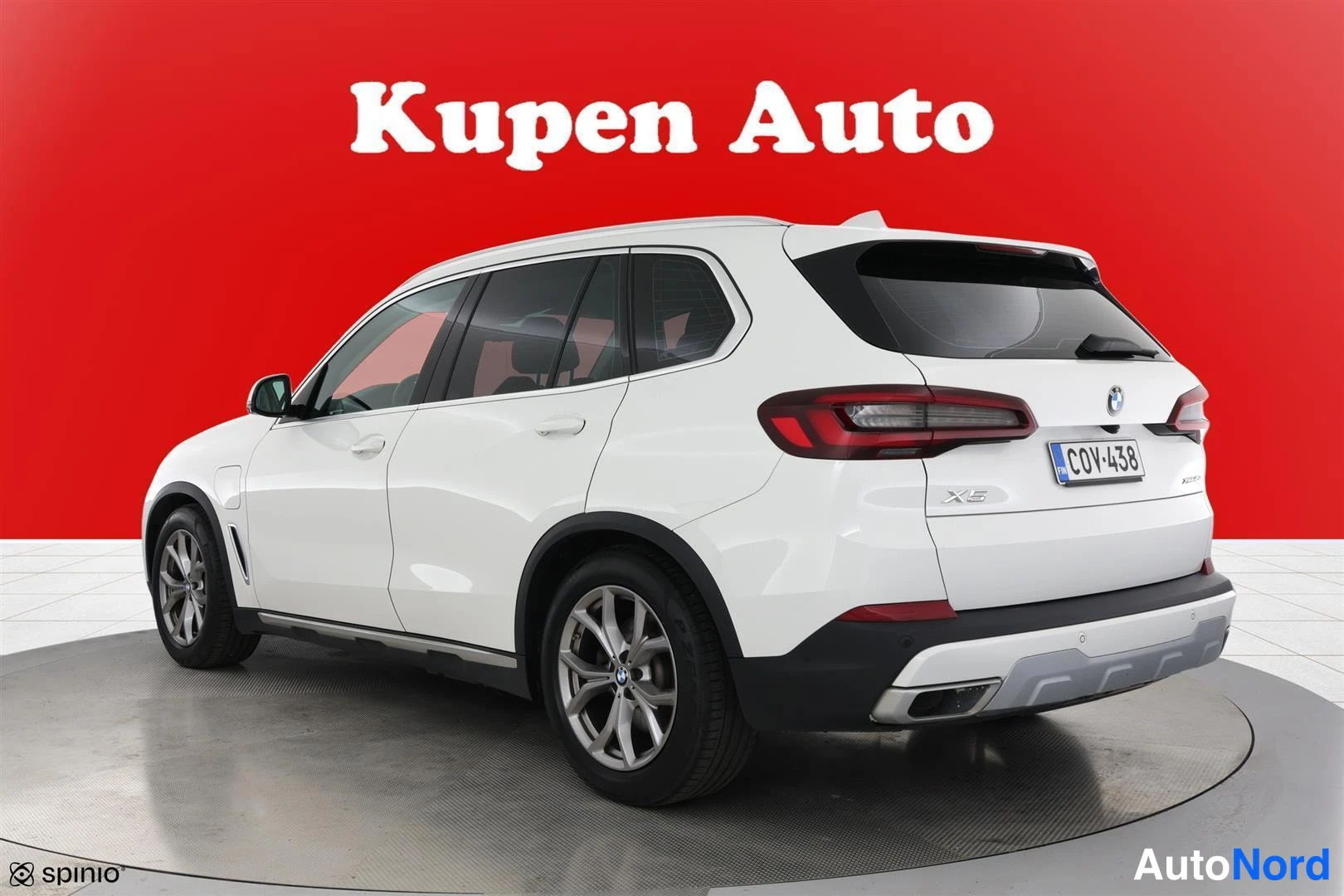 Takaviisto: Valkoinen BMW X5 takaa oikealta kulmasta, X5-merkki takaluukussa näkyvissä.