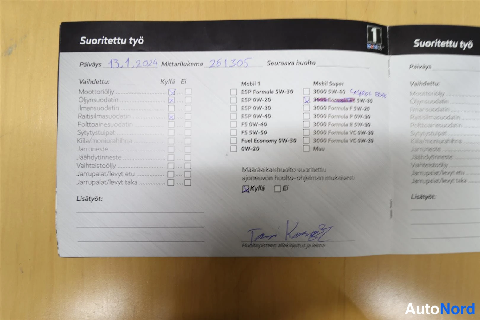 Asiakirja: Huoltokirjan sivu 'Suoritettu työ', päiväys 13.1.2024, mittarilukema 261305, vaihdetut osat ja Mobil-öljyvalinta ruksittuna.